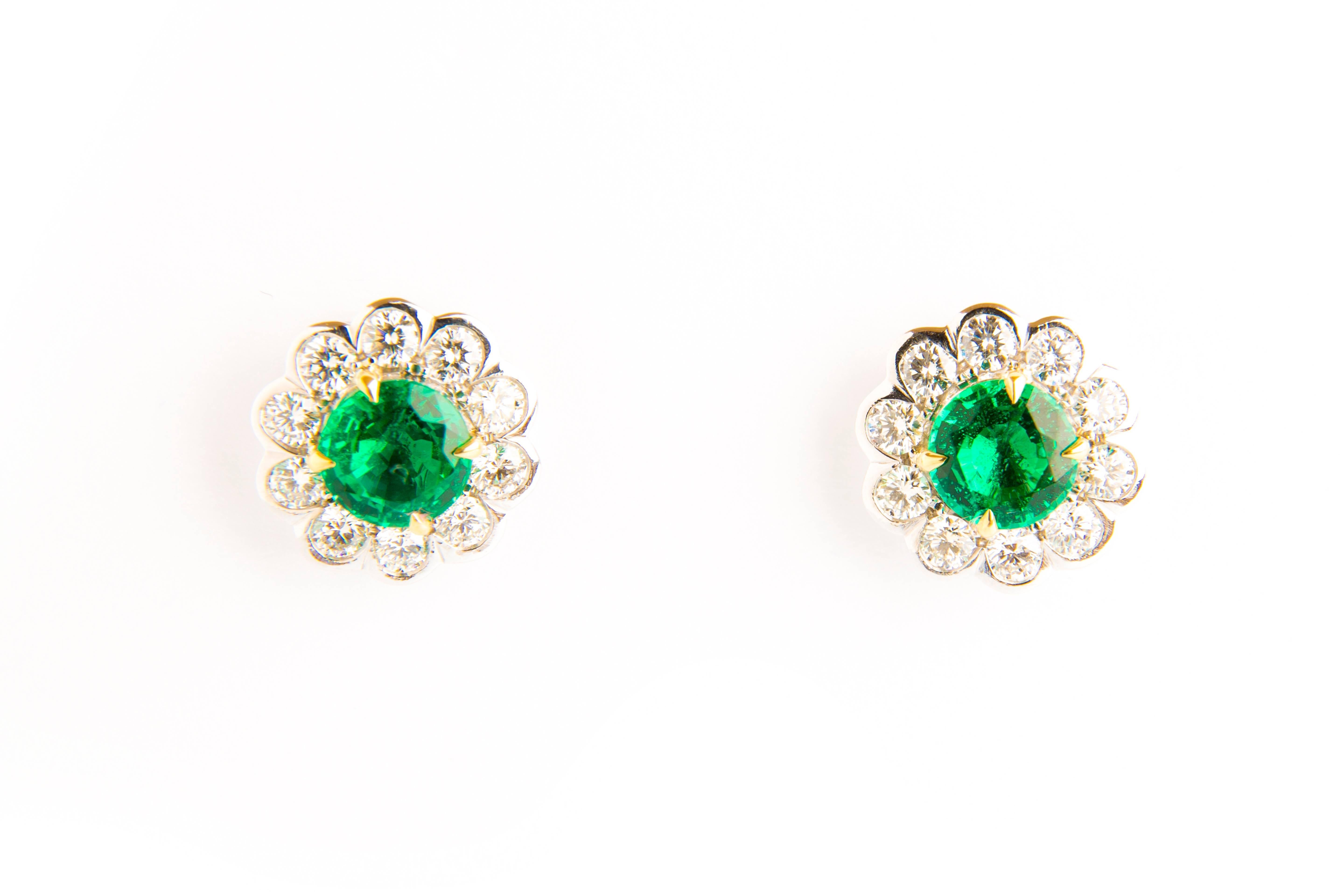 1.83ct Emerald and 1.13ct Diamond Flower Shaped Earrings in 18K White Gold In New Condition For Sale In Wiesbaden, DE