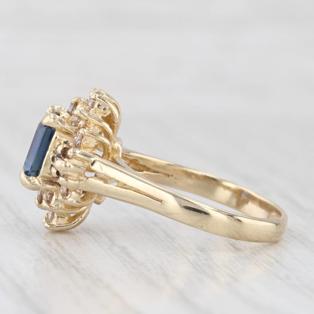 Información sobre la gema:
- Zafiro natural -
Quilates - 1,50ct 
Talla - Esmeralda
Color - Azul oscuro
Tratamiento - Calentado

- Diamantes naturales -
Quilates totales - 0,33ctw
Talla - Redonda Brillante, Baguette
Color - H - I
Claridad - SI1 -