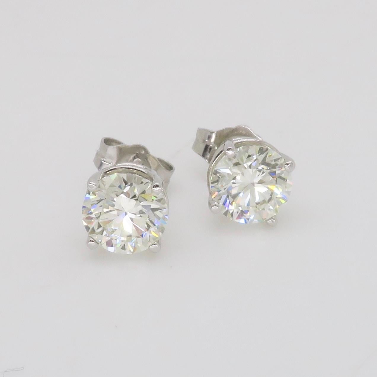 1.83CTW Round Brilliant Cut Diamond Stud Earrings For Sale 1