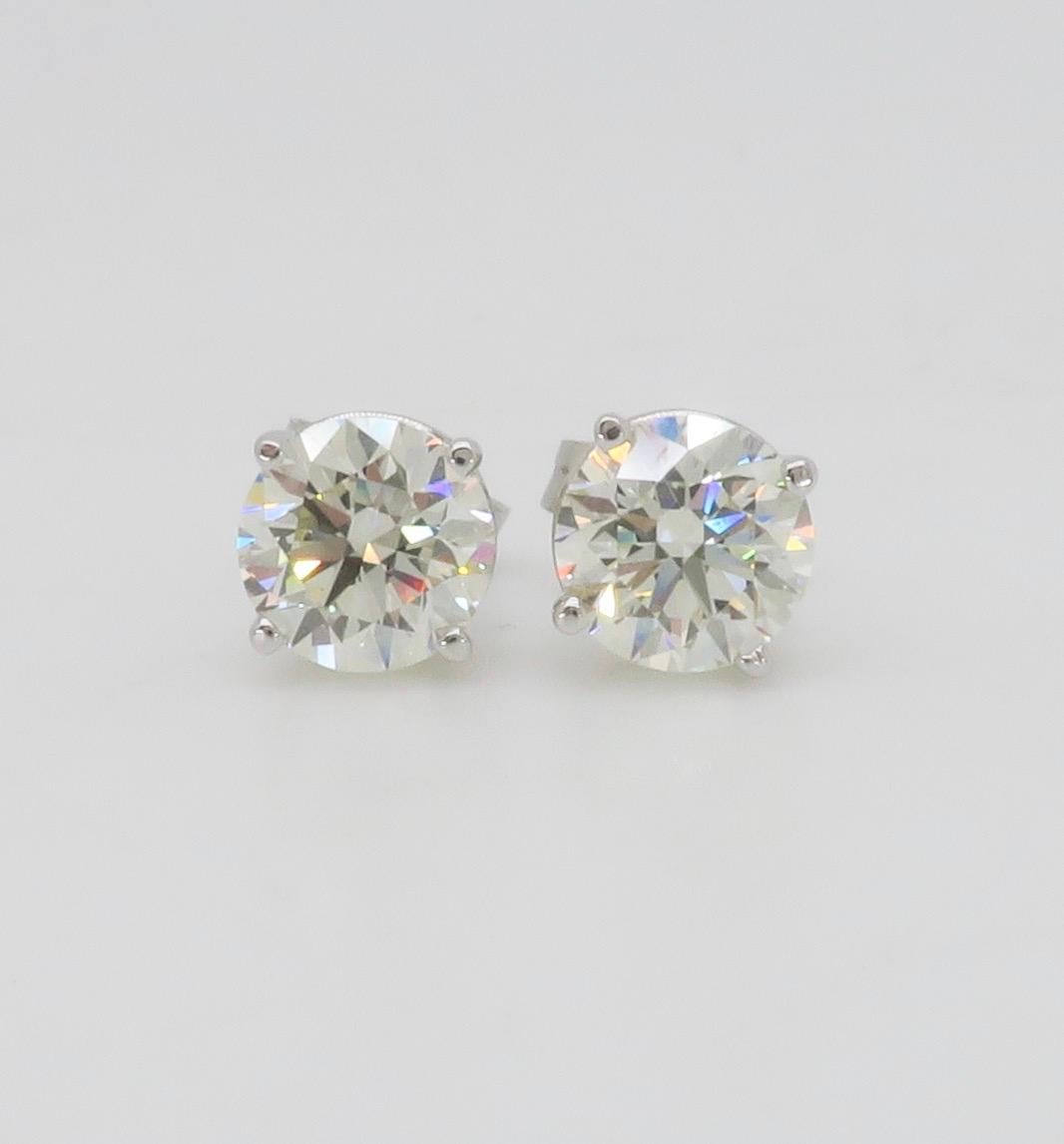 1.83CTW Round Brilliant Cut Diamond Stud Earrings For Sale 3