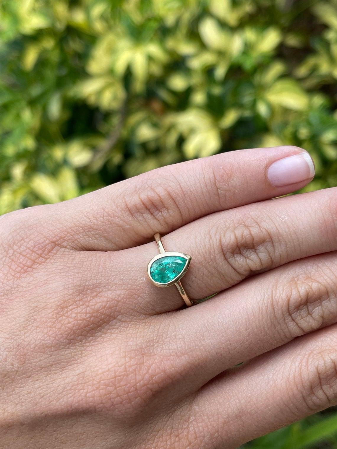 1,83 Karat Gesamtkaratgewicht 14 Karat kolumbianischer Smaragd Birnenschliff Lünette Solitär Ring (Tropfenschliff) im Angebot