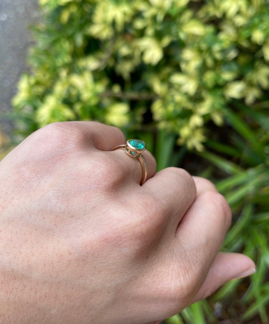 1,83 Karat Gesamtkaratgewicht 14 Karat kolumbianischer Smaragd Birnenschliff Lünette Solitär Ring im Angebot 2