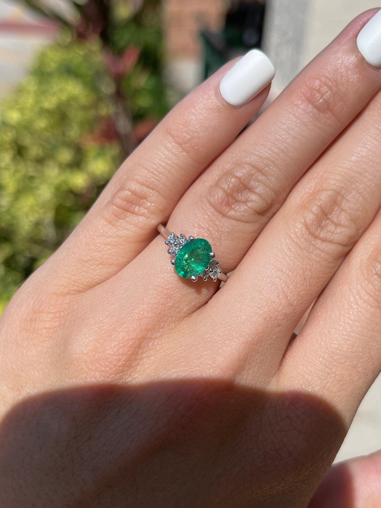 1,83tcw Ovalschliff Verlobungsring mit sieben Steinen im Ovalschliff Smaragd & Diamant-Akzent 14K im Zustand „Neu“ im Angebot in Jupiter, FL