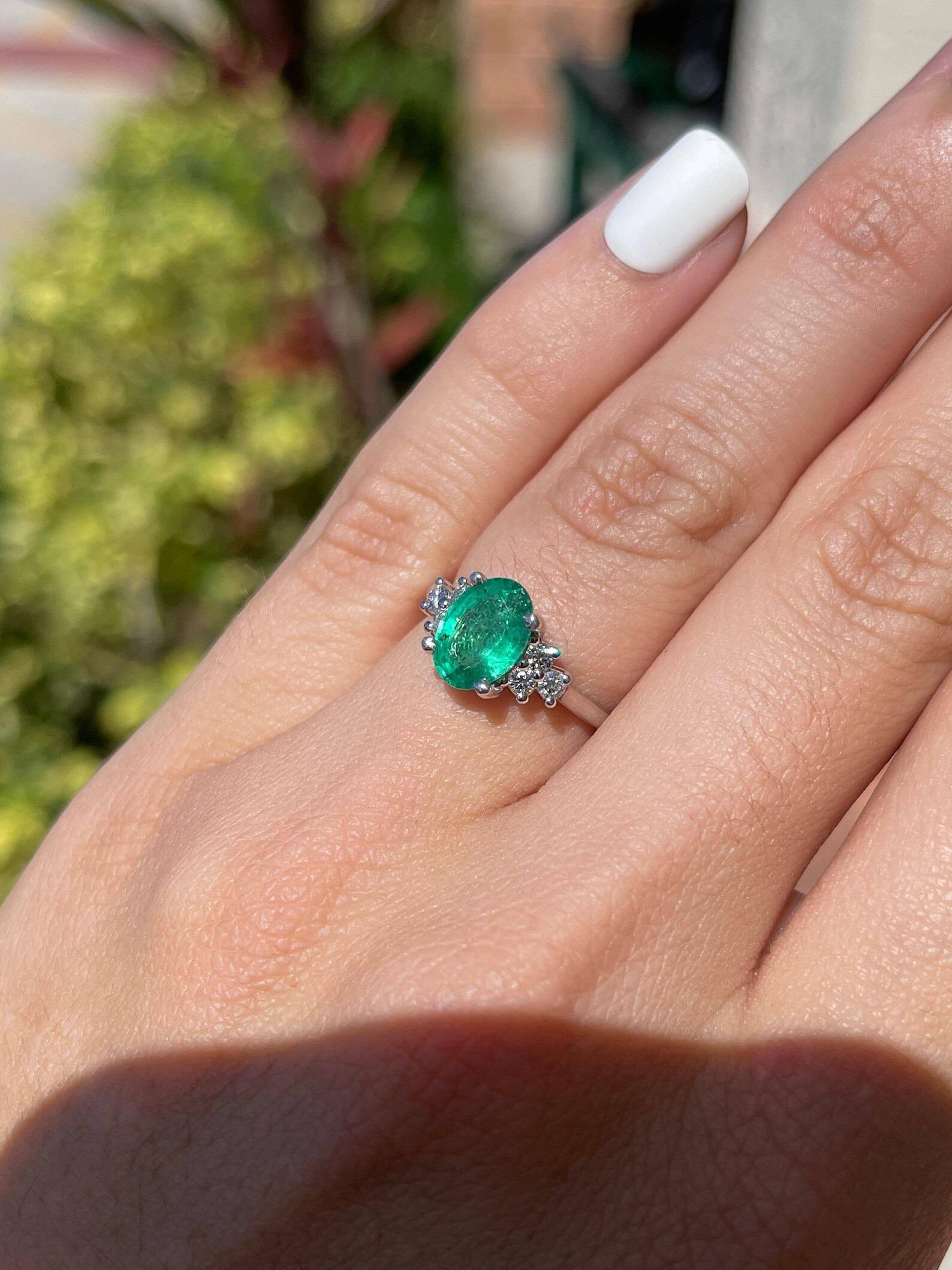 1,83tcw Ovalschliff Verlobungsring mit sieben Steinen im Ovalschliff Smaragd & Diamant-Akzent 14K Damen im Angebot