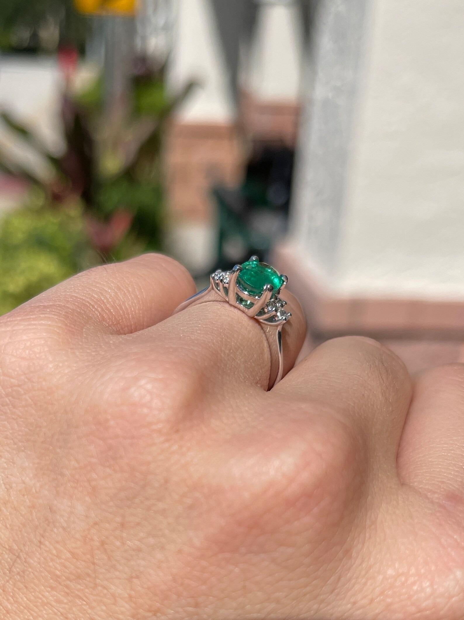 1,83tcw Ovalschliff Verlobungsring mit sieben Steinen im Ovalschliff Smaragd & Diamant-Akzent 14K im Angebot 1