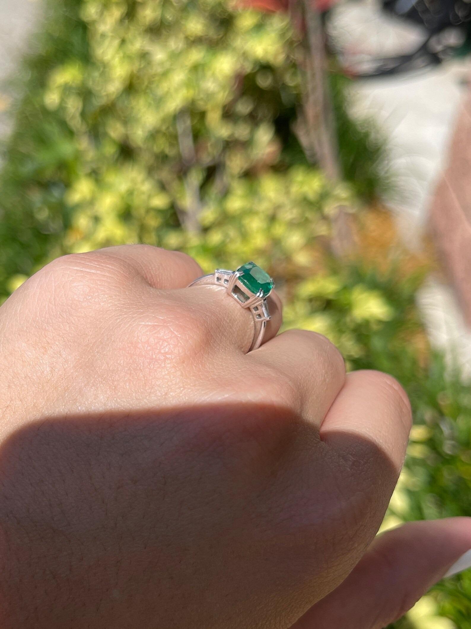 1,83tcw Ovalschliff Verlobungsring mit sieben Steinen im Ovalschliff Smaragd & Diamant-Akzent 14K im Angebot 2
