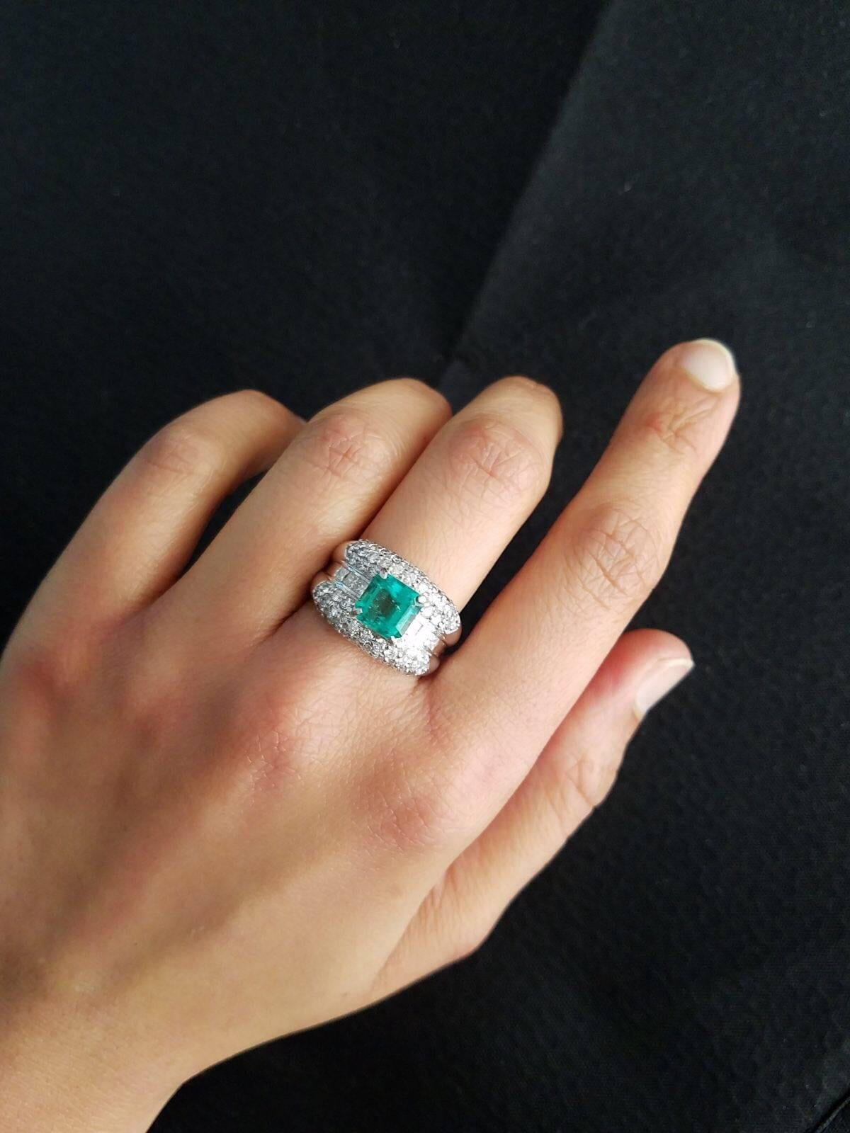 1.84 Carat Colombian Emerald Cocktail Ring in Platinum In New Condition For Sale In Bangkok, Thailand