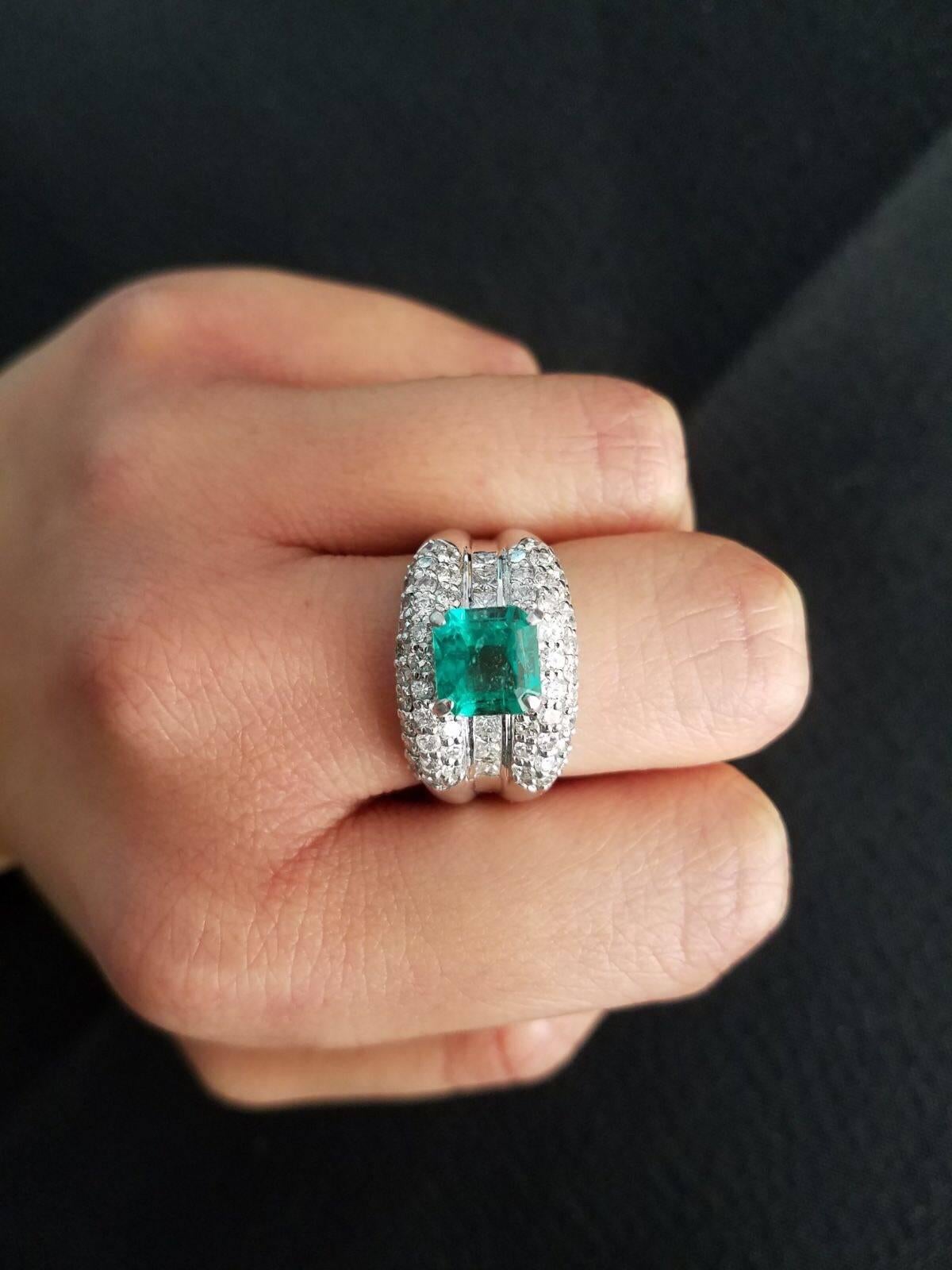 Women's 1.84 Carat Colombian Emerald Cocktail Ring in Platinum For Sale