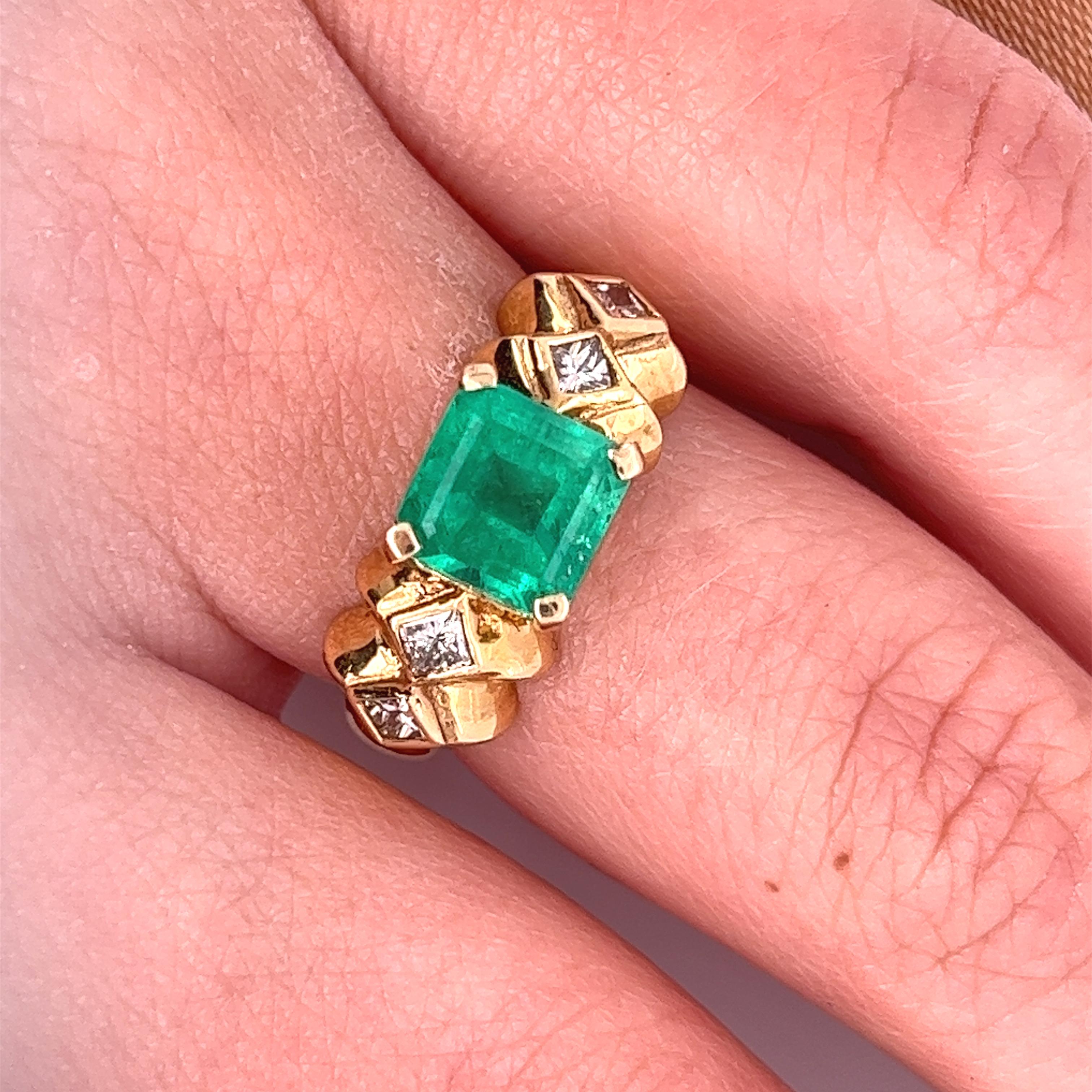 1.84 Carat Colombian Emerald and Princess Cut Diamond in 14k Yellow Gold Ring In New Condition For Sale In Miami, FL