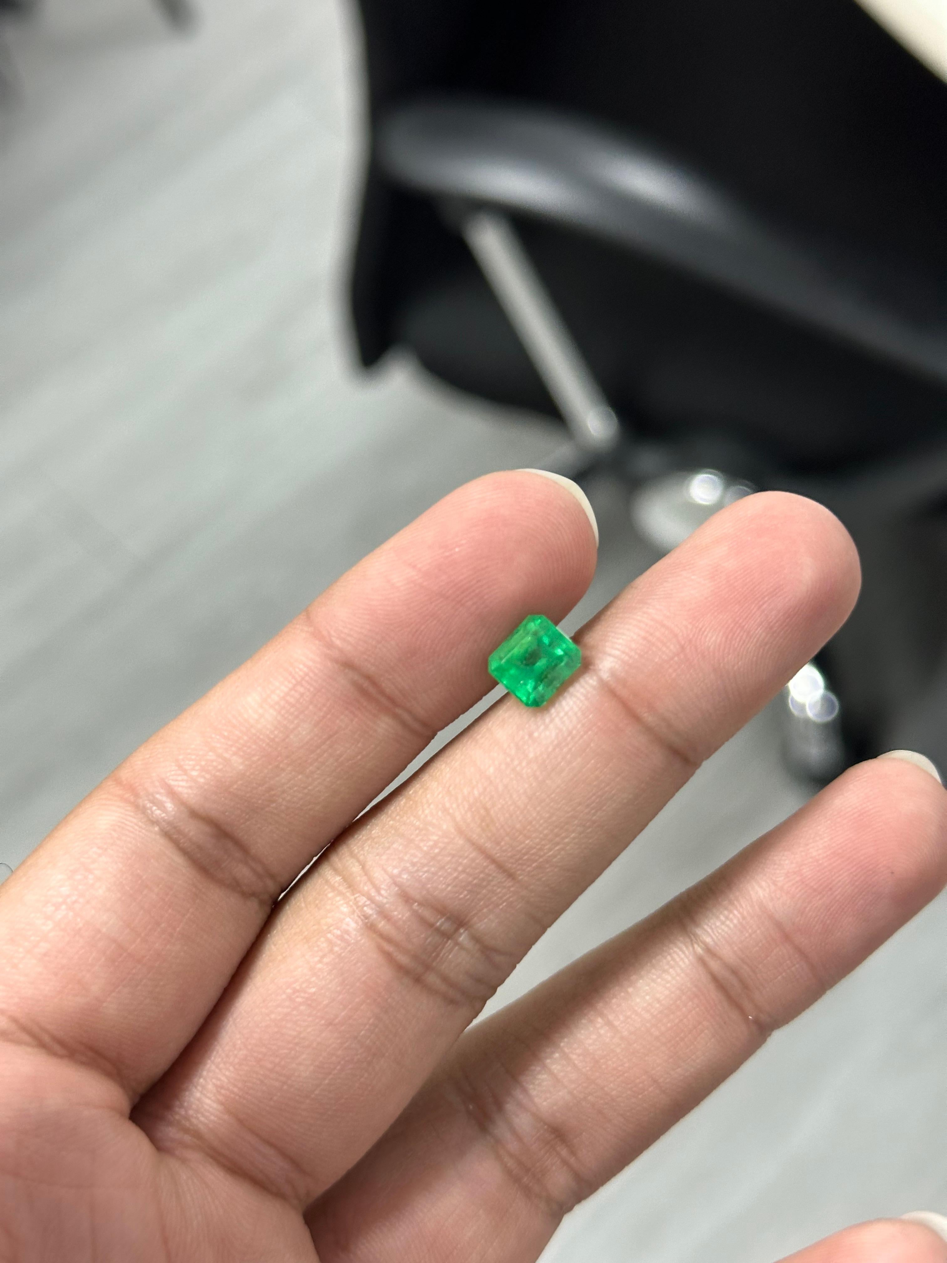 Une superbe pierre d'émeraude de 1,84 carat, d'un vert éclatant, originaire de Colombie. Il est entièrement naturel et de bonne qualité. La pièce en émeraude est taillée à la perfection en forme d'émeraude.

L'émeraude verte n'a subi qu'un léger