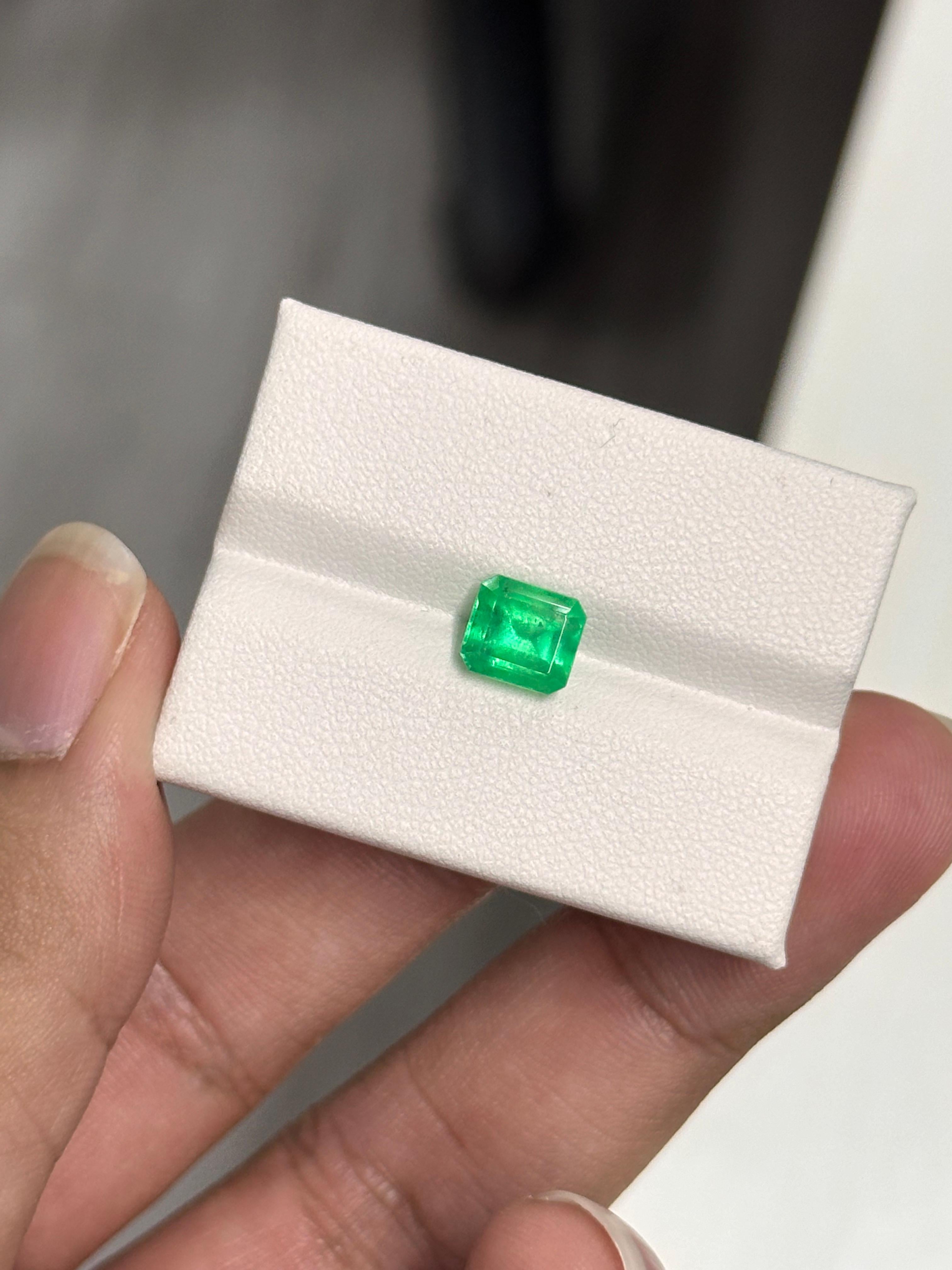 Émeraude colombienne de 1.84 carat en vente 2