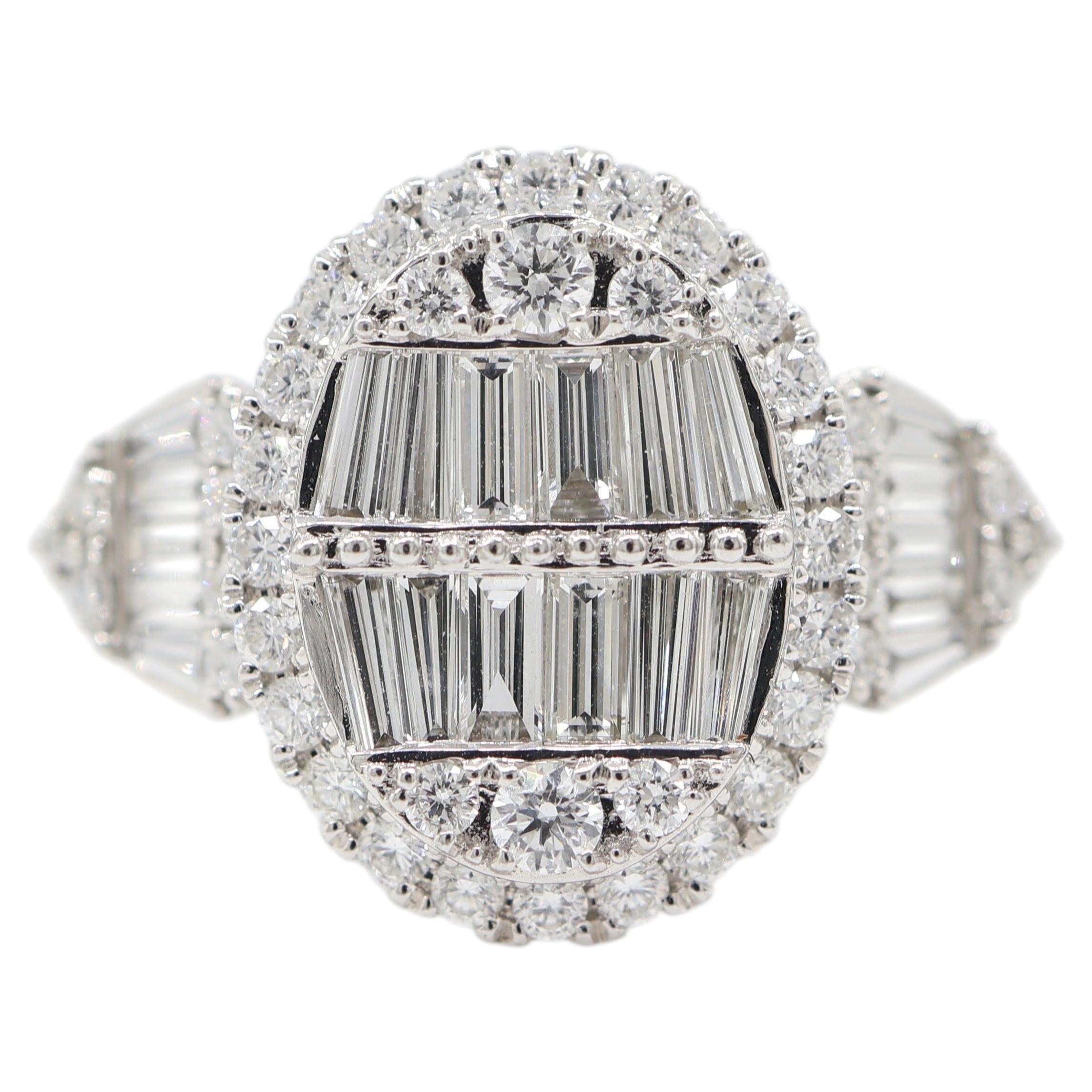 Anello da cocktail con cluster di diamanti da 1,84 carati in oro bianco 18 carati con alone a baguette
