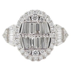 Anello da cocktail con cluster di diamanti da 1,84 carati in oro bianco 18 carati con alone a baguette