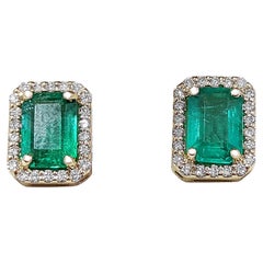 1.84 Carat Emerald and 0.20 Ct Diamond, 14 kt, Yellow Gold, Earrings