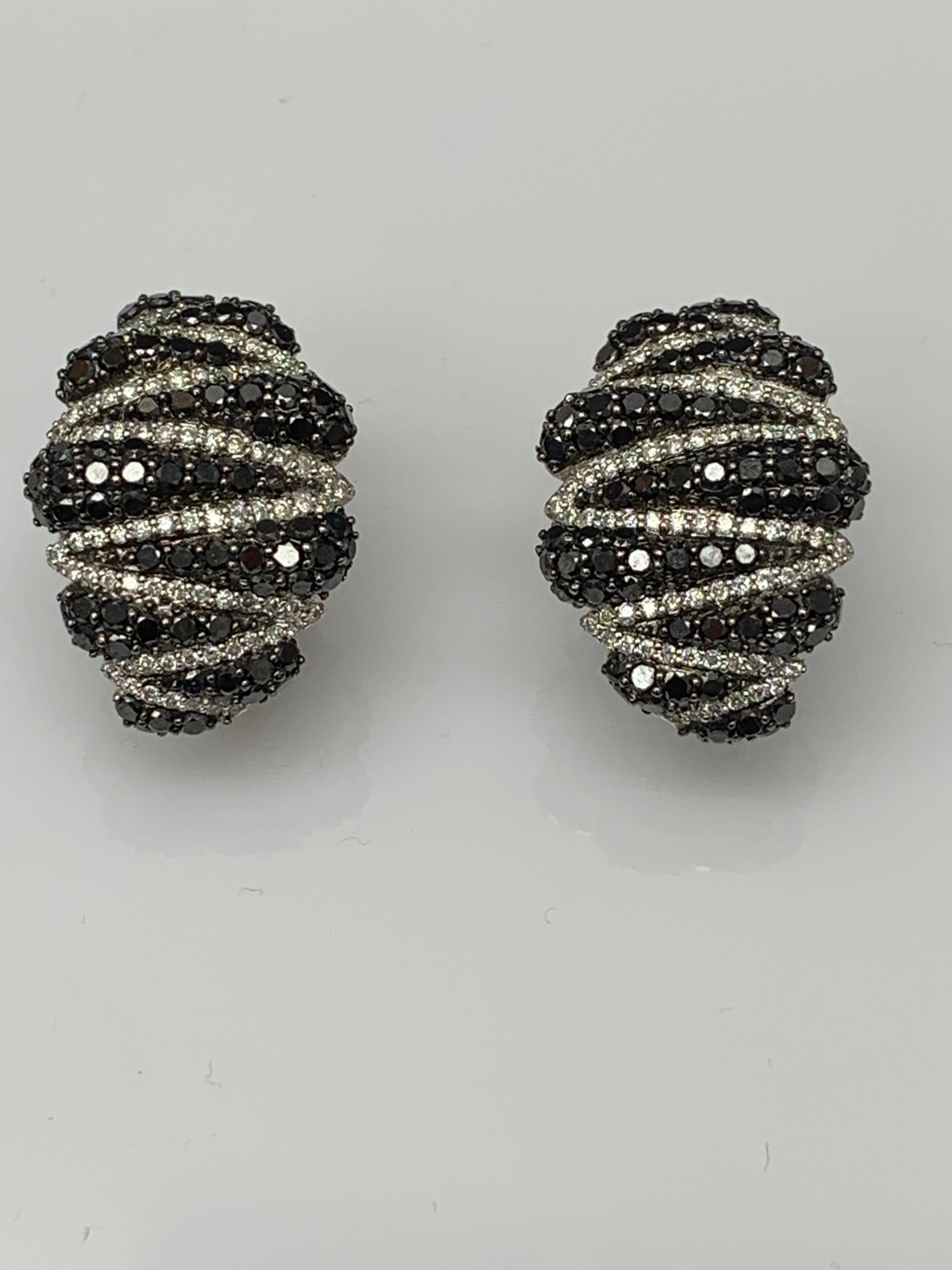 Orecchini pendenti con design a grappolo, con diamanti neri rotondi e fantasia del peso di 1,84 carati e diamanti bianchi a taglio brillante del peso totale di 1,47 carati.Realizzati in oro bianco 18 carati.