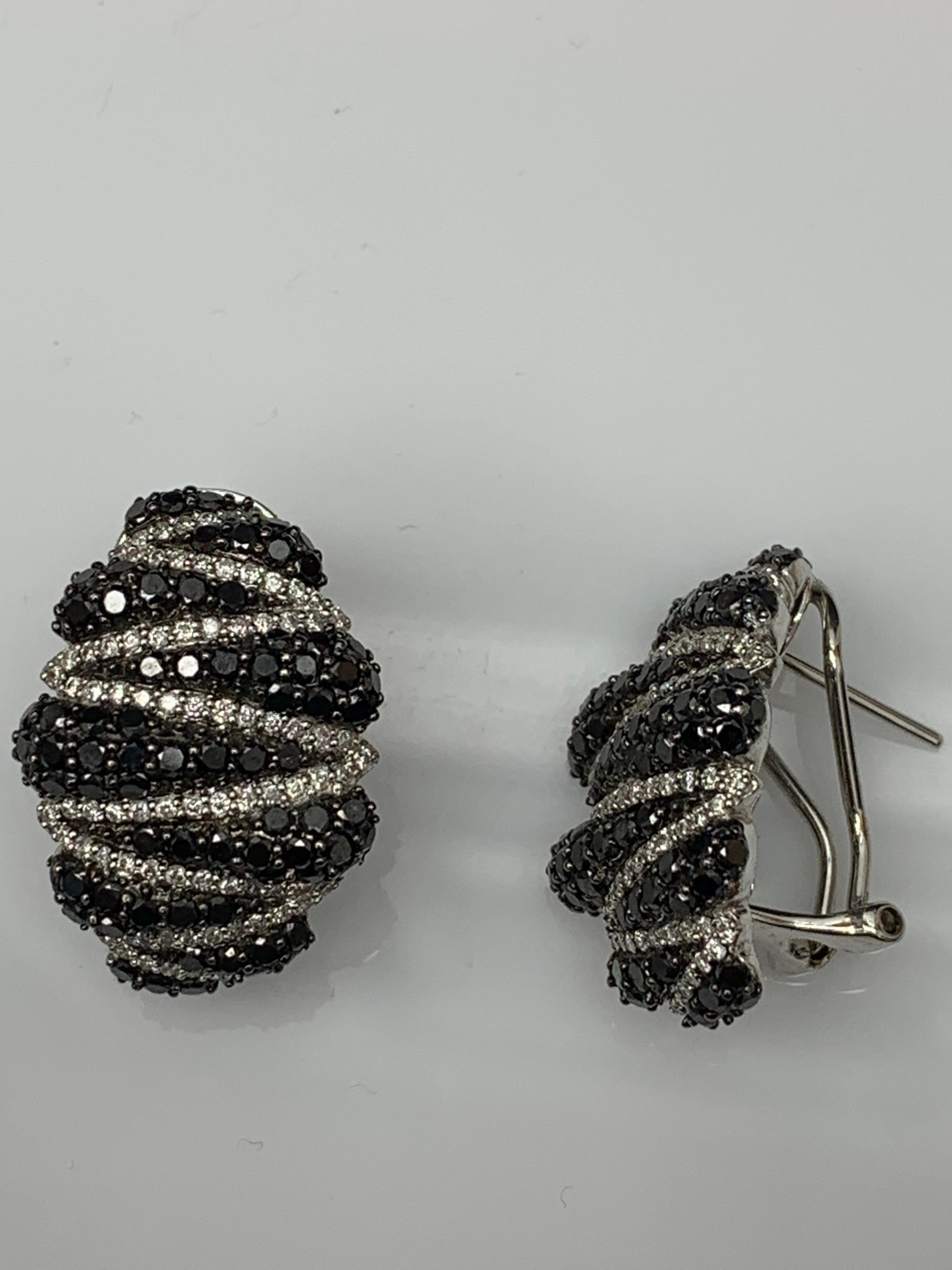 Moderno Orecchini con diamante nero da 1,84 carati in oro bianco 18 carati in vendita