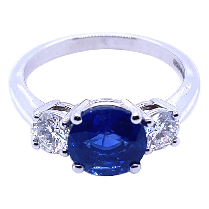 Anello di fidanzamento in platino con tre pietre, zaffiro del Kashmir e diamante da 1,84 carati in vendita