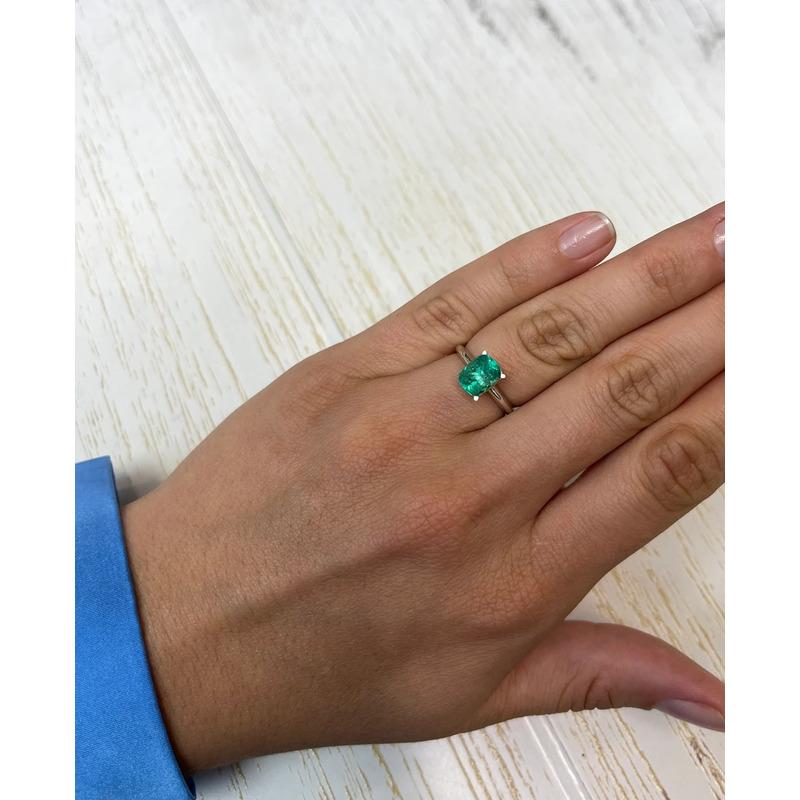 Smeraldo colombiano verde bluastro medio da 1,84 carati - Gemma allungata con taglio a cuscino in vendita 2
