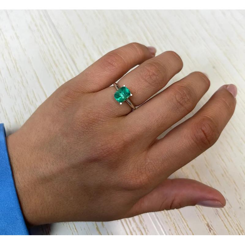Smeraldo colombiano verde bluastro medio da 1,84 carati - Gemma allungata con taglio a cuscino in vendita 1