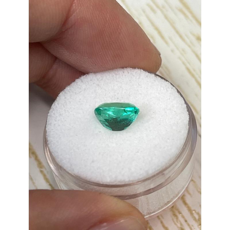 Donna Smeraldo colombiano verde bluastro medio da 1,84 carati - Gemma allungata con taglio a cuscino in vendita
