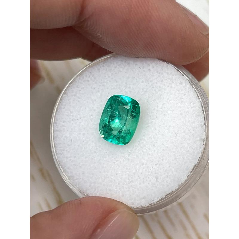 Taglio cuscino Smeraldo colombiano verde bluastro medio da 1,84 carati - Gemma allungata con taglio a cuscino in vendita