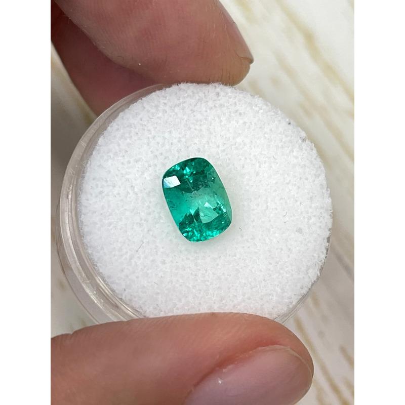Moderno Smeraldo colombiano verde bluastro medio da 1,84 carati - Gemma allungata con taglio a cuscino in vendita