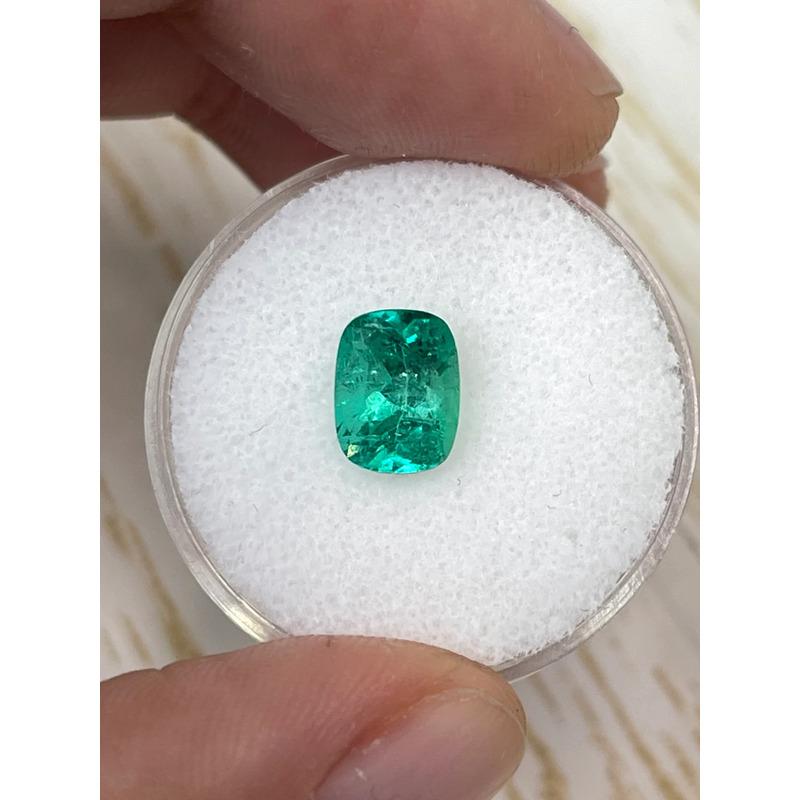 A. Stone: Smeraldo
Peso: 1,84 carati
Forma: Taglio a cuscino
Chiarezza: Trasparente
Lucentezza: Molto buono
Colore: Greene & Greene bluastro
Misure: 8,64 mm x 6,60 mm x 5,31 mm
Origine geografica: Colombia
Trattamento: Naturale, oliatura

Commenti: