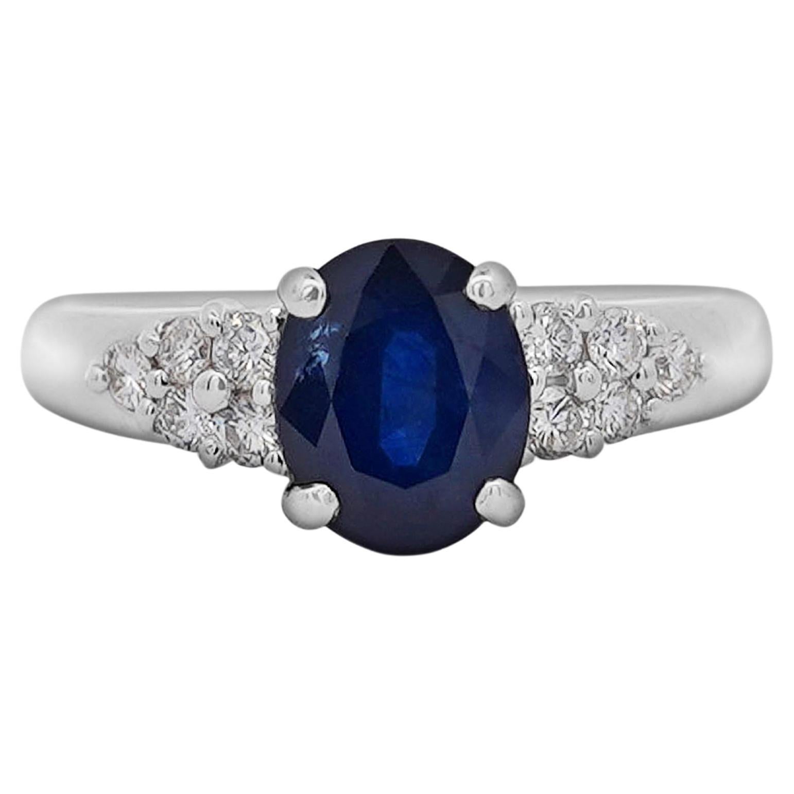 Anillo de zafiro azul oscuro y diamantes talla oval de 1,84 quilates
