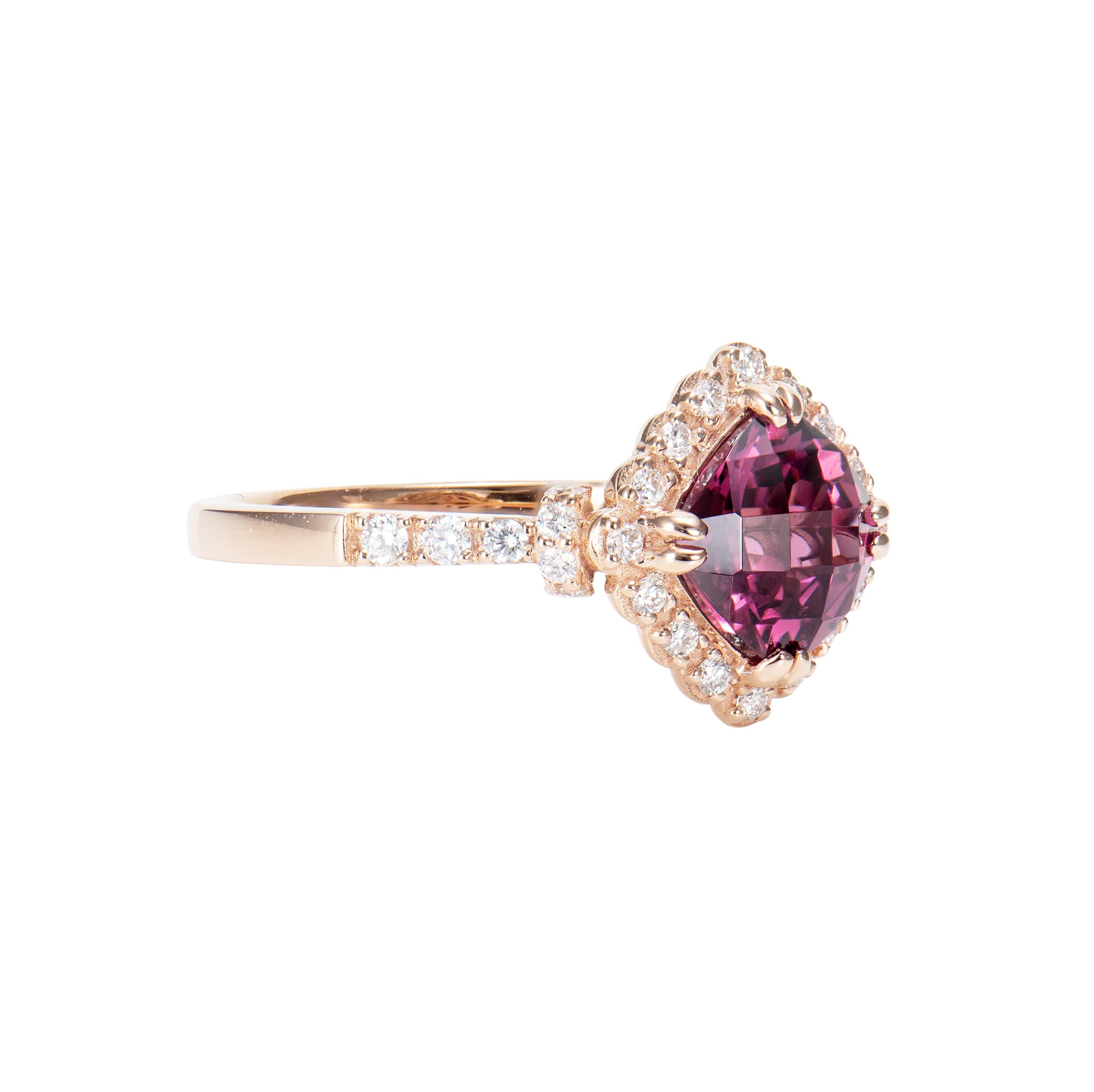 Zu Ehren von Magenta, der Farbe des Jahres 2023, präsentieren wir unsere exklusive Radiating Rhodolite Kollektion. Die herrlichen Magentatöne dieser Edelsteine kommen in einer klassischen Roségoldfassung mit weißen Diamanten zur