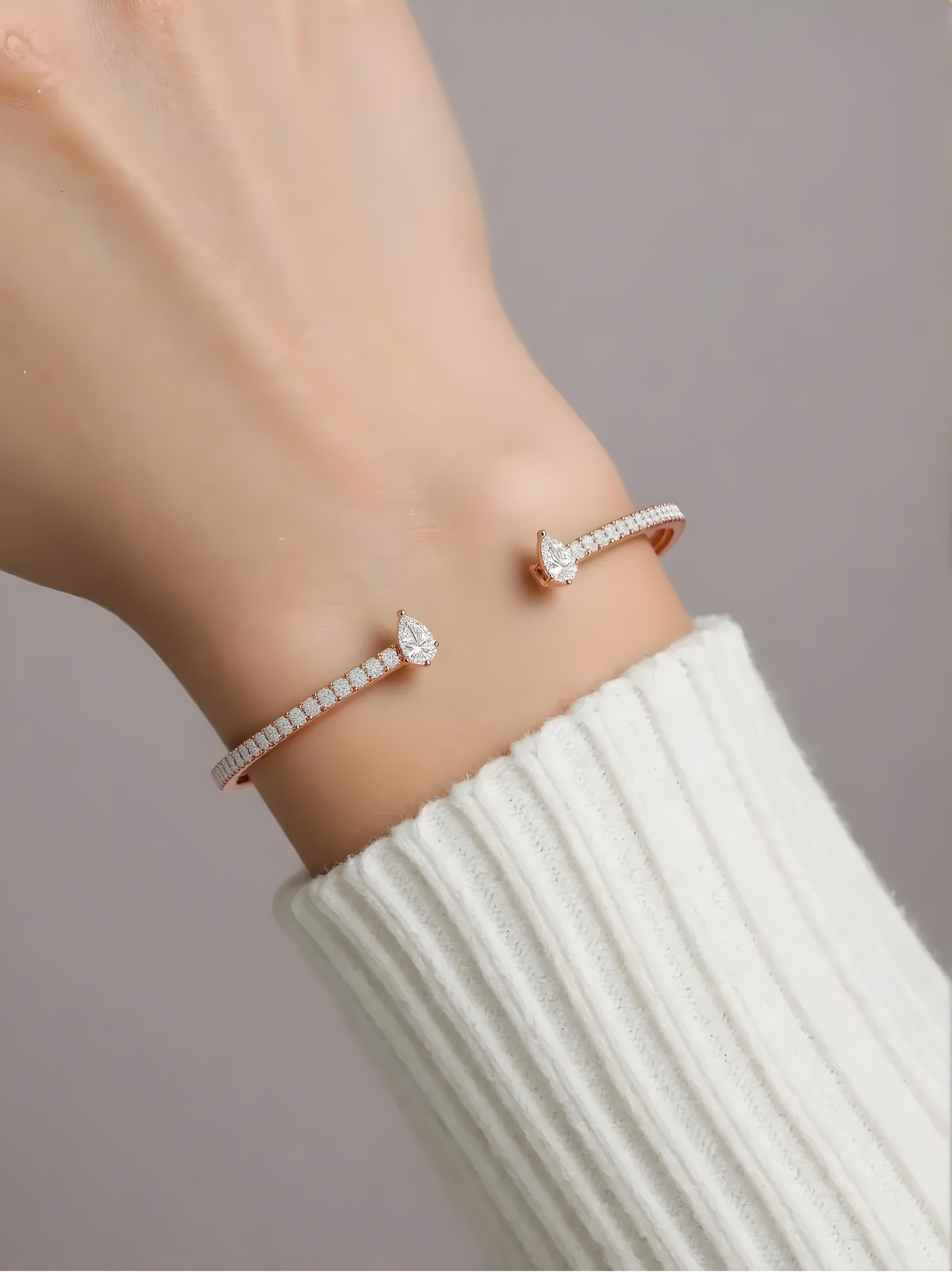 1.84 Carat SI/HI Pear Round Diamond Cuff Bangle Bracelet 18 Karat Rose Gold In New Condition For Sale In Diera, Dubai