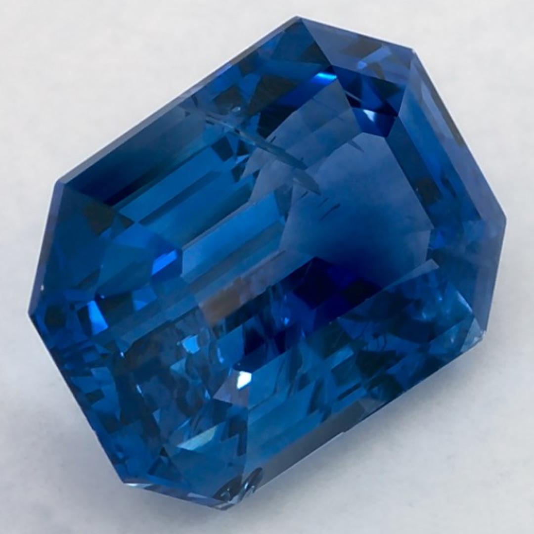 Questo zaffiro blu naturale offre eleganza e raffinatezza. Con la sua ricca saturazione del colore e il taglio preciso, è il centro perfetto per un anello di fidanzamento o un design di gioielli di lusso.

Questo zaffiro proviene dallo Sri Lanka