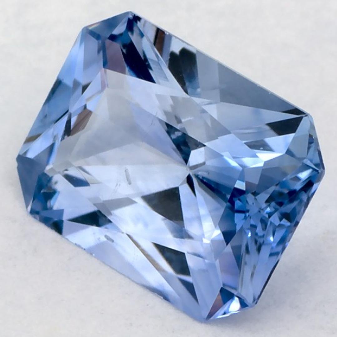 Questo zaffiro blu naturale offre eleganza e raffinatezza. Con la sua ricca saturazione del colore e il taglio preciso, è il centro perfetto per un anello di fidanzamento o un design di gioielli di lusso.

Questo zaffiro proviene dallo Sri Lanka