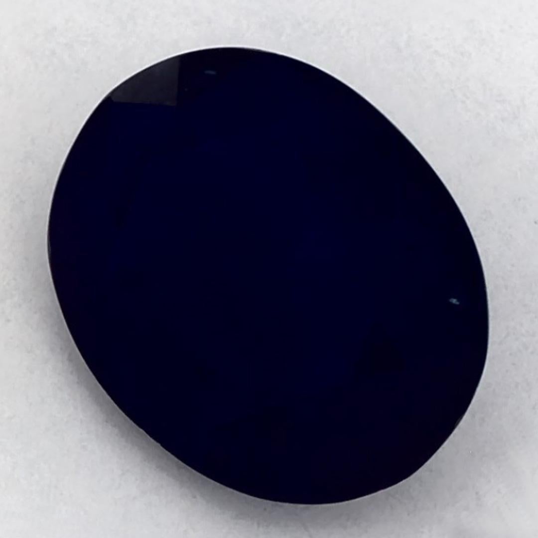 Este zafiro azul natural ofrece elegancia y sofisticación. Con su rica saturación de color y su corte preciso, es la pieza central perfecta para un anillo de compromiso o un diseño de joyería de lujo.

Este zafiro es originario de Sri Lanka