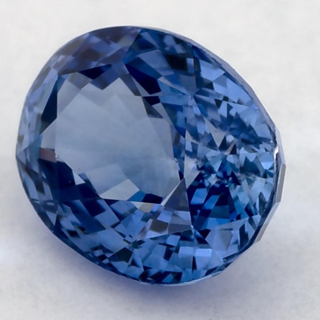 Questo zaffiro blu naturale offre eleganza e raffinatezza. Con la sua ricca saturazione del colore e il taglio preciso, è il centro perfetto per un anello di fidanzamento o un design di gioielli di lusso.

Questo zaffiro proviene dallo Sri Lanka