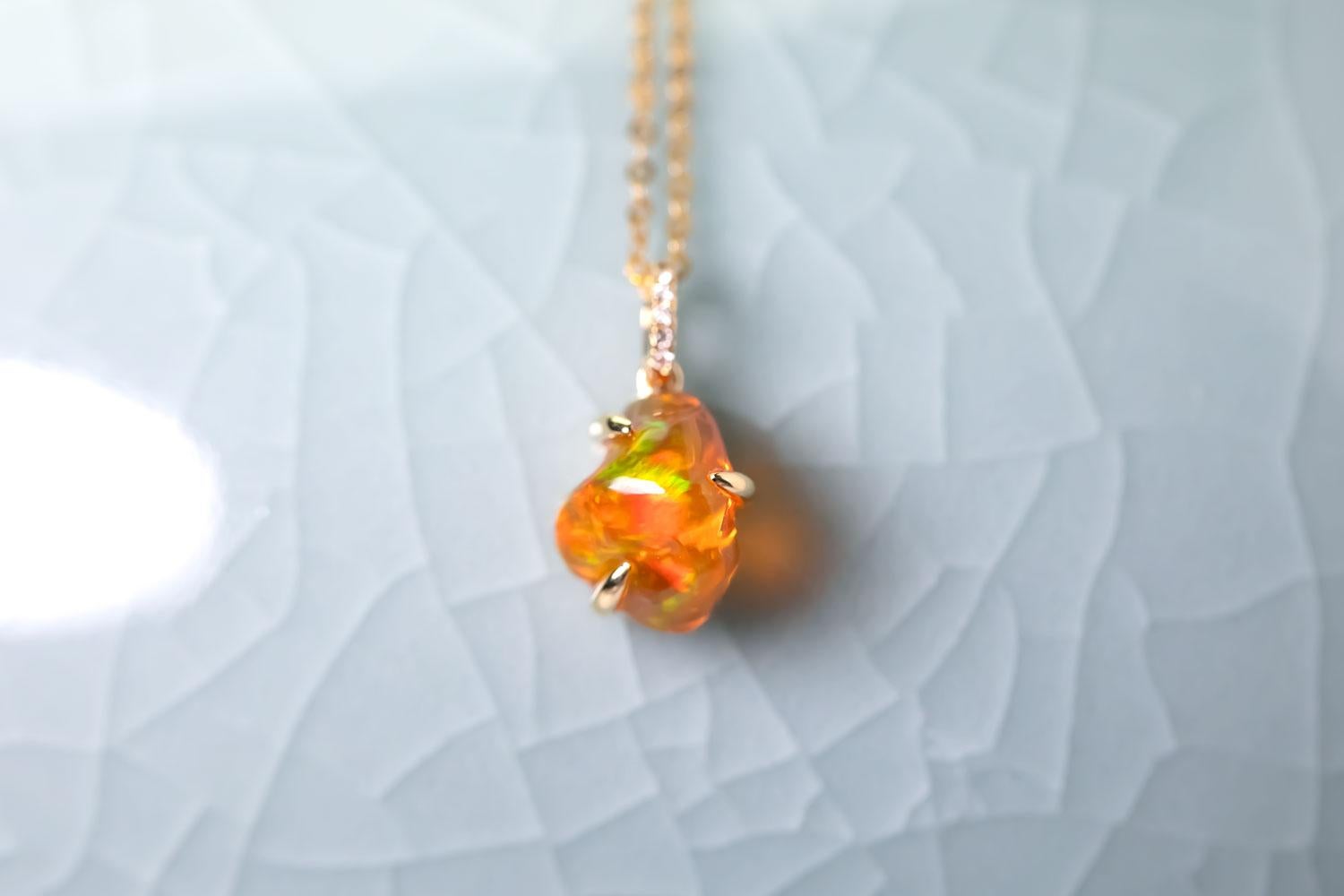 Collana con opale di fuoco messicano e diamanti da 1,84 ct in oro giallo 18 carati in vendita 4