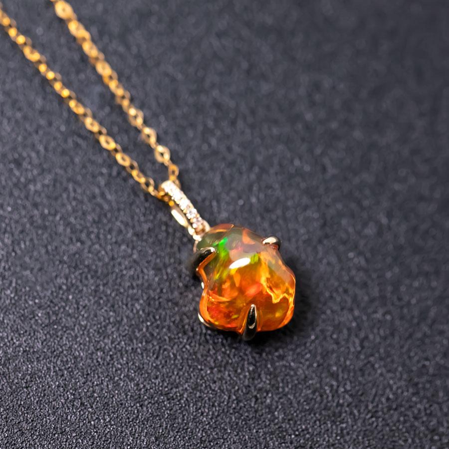 Collana con opale di fuoco messicano e diamanti da 1,84 ct in oro giallo 18 carati. 

Spedizione nazionale gratuita USPS di prima classe! Borsa o scatola regalo in omaggio con ogni ordine!

L'opale, la regina delle gemme, è una delle gemme più belle