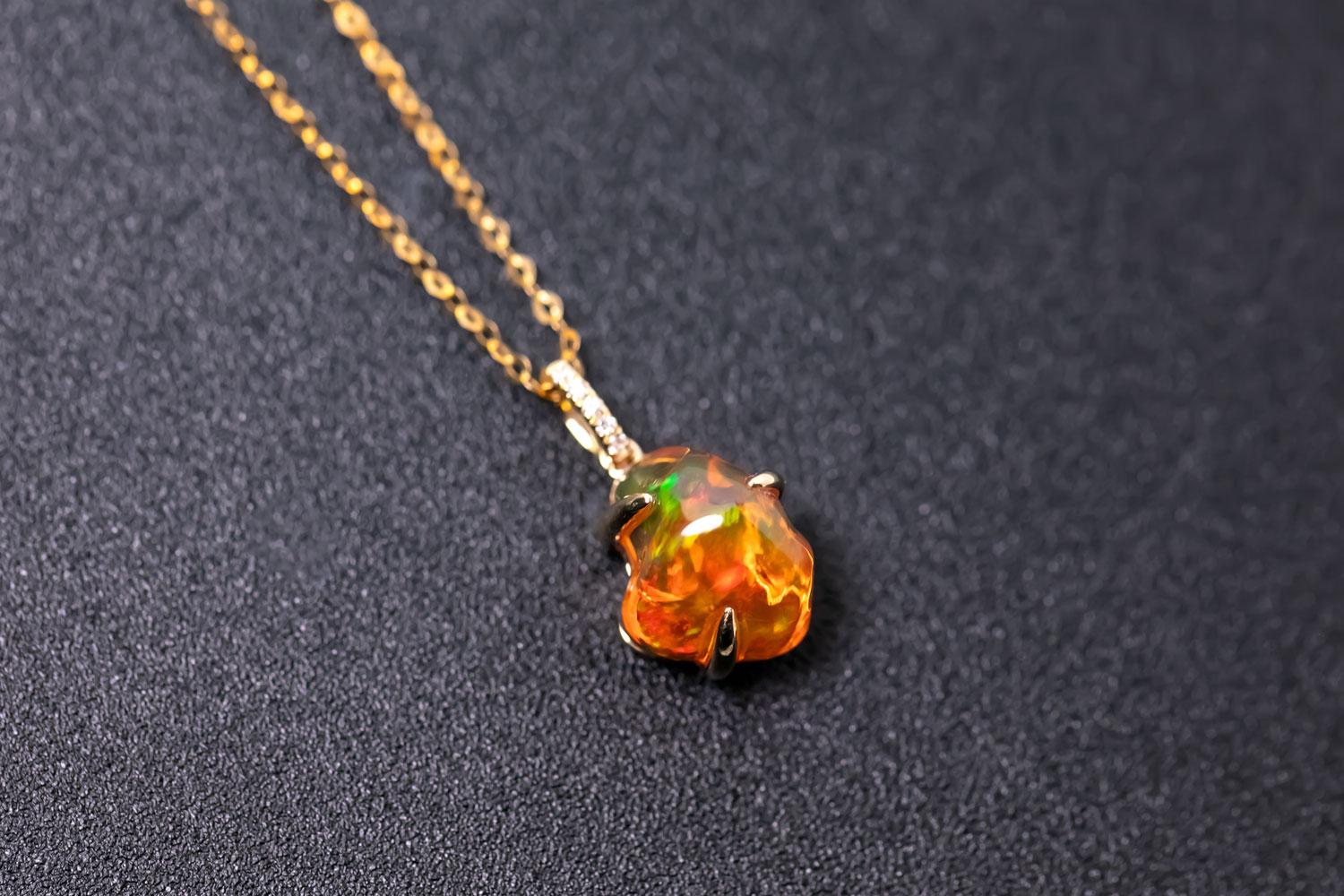 Collana con opale di fuoco messicano e diamanti da 1,84 ct in oro giallo 18 carati in vendita 1