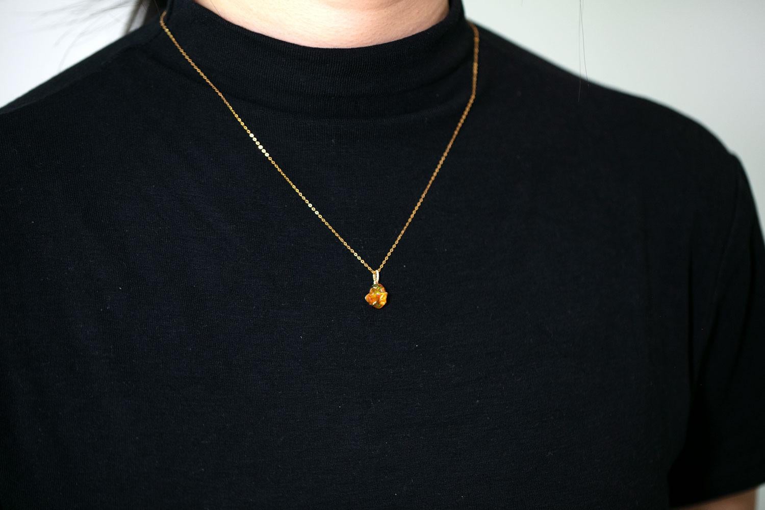 Collana con opale di fuoco messicano e diamanti da 1,84 ct in oro giallo 18 carati in vendita 2