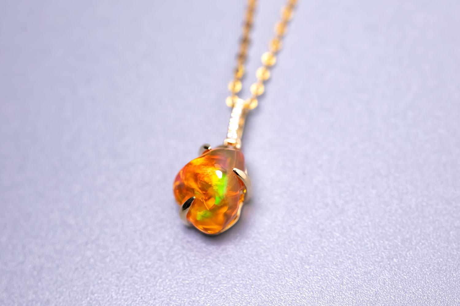 Collana con opale di fuoco messicano e diamanti da 1,84 ct in oro giallo 18 carati in vendita 3