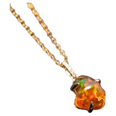 Collana con opale di fuoco messicano e diamanti da 1,84 ct in oro giallo 18 carati
