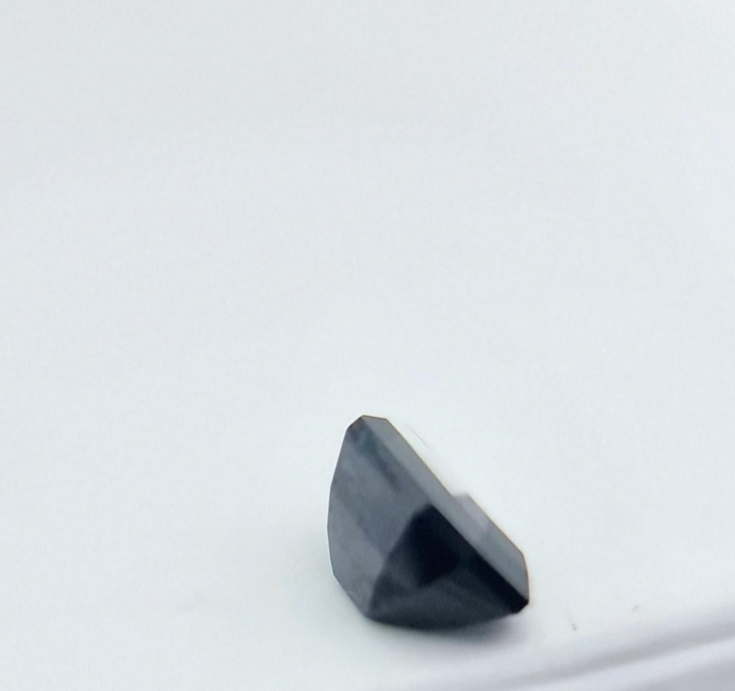 Questo zaffiro naturale da 1,84 carati presenta una straordinaria tonalità verde-blu, modellata in un taglio rettangolare che ne enfatizza la profondità e la struttura. Misurando circa 5,8 mm per 3,4 mm, la forma allungata della pietra è esaltata