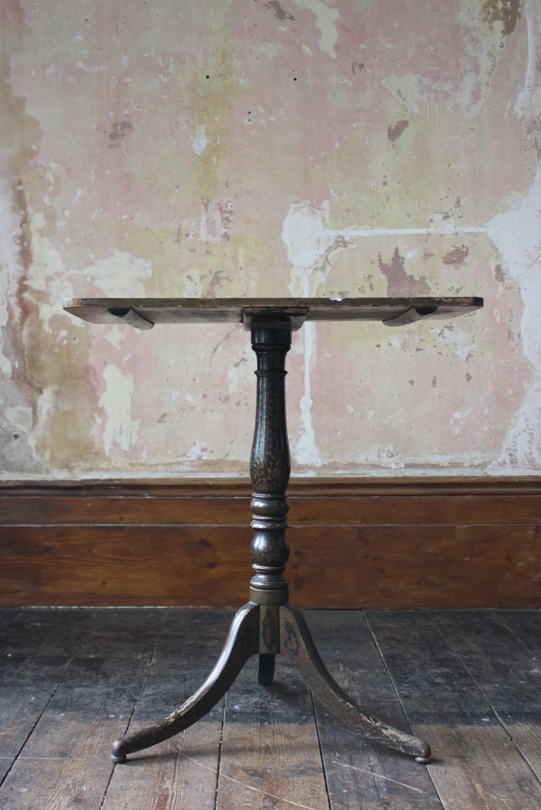 Ein besonders schön abgenutzter frühviktorianischer, schwarz lackierter Beistell-/Weintisch. Um 1840 

Ungewöhnlich zurückhaltende Verzierung auf der Oberseite, stark abgenutzt vom Gebrauch, was dem Stück einen wunderbaren Gesamteindruck verleiht.