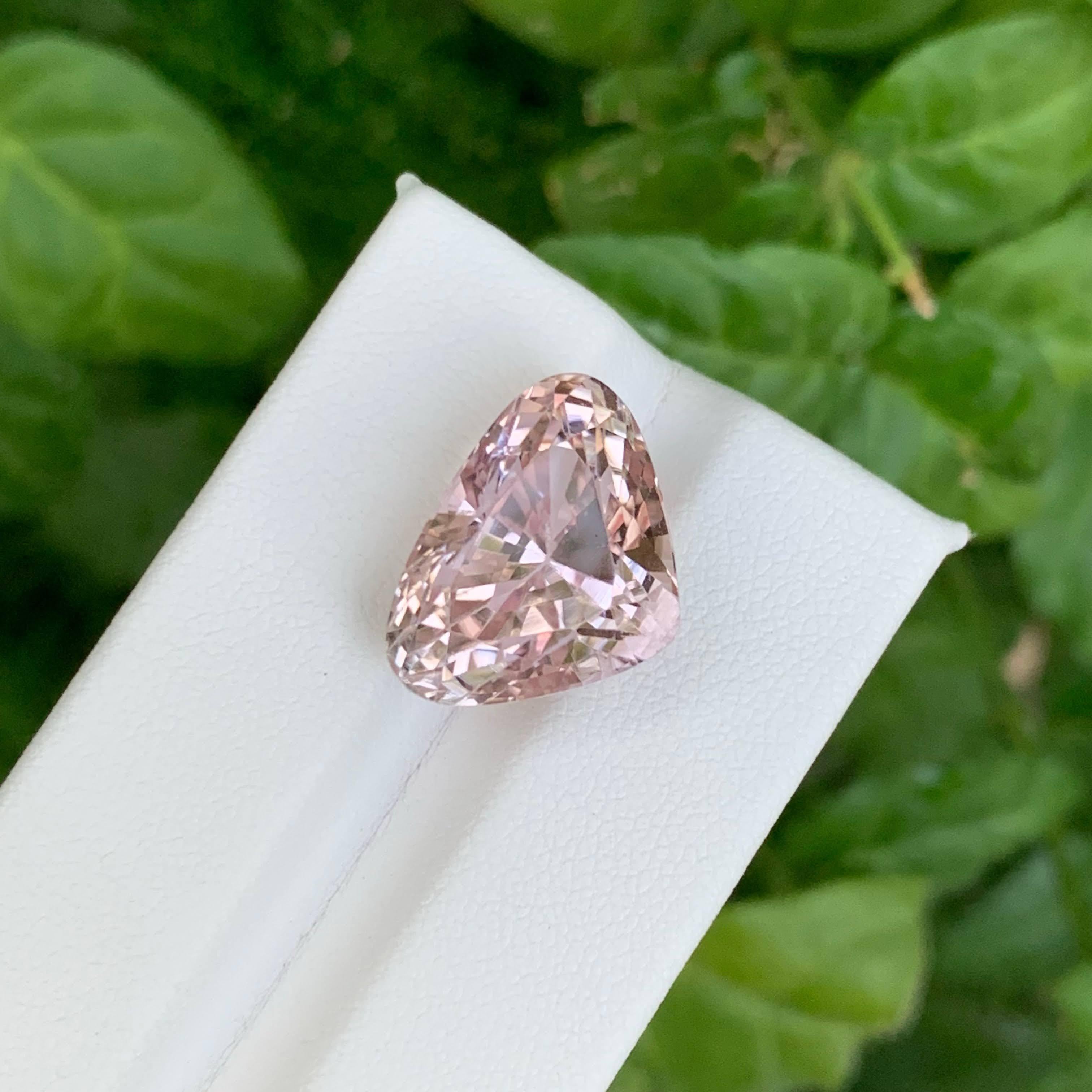 Taille trillion 18.40 Carat Natural Loose Peachy Pink Kunzite Fancy Trillion Cut Afghan Gemstone (pierre précieuse afghane) en vente