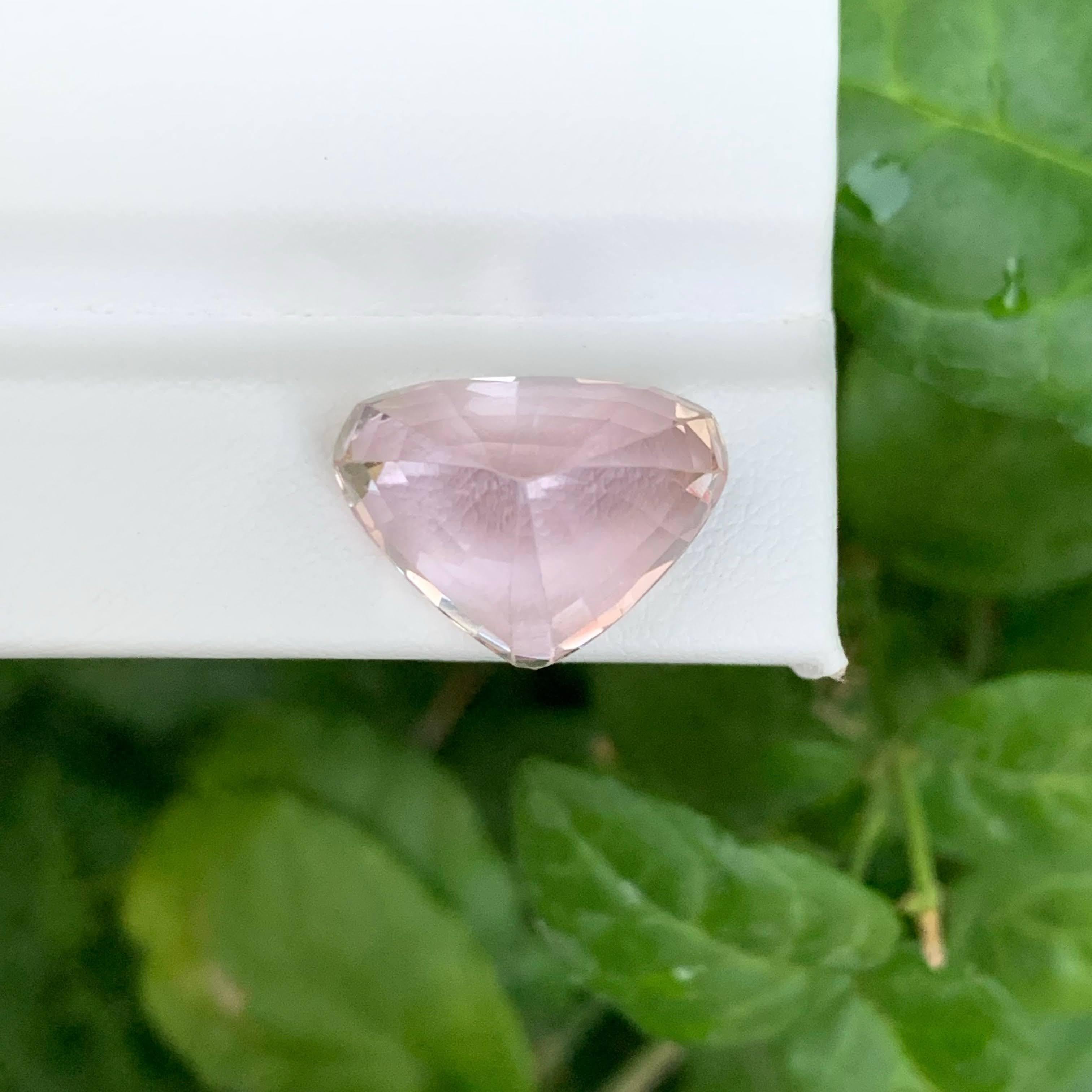 18.40 Carat Natural Loose Peachy Pink Kunzite Fancy Trillion Cut Afghan Gemstone (pierre précieuse afghane) Neuf - En vente à Bangkok, TH