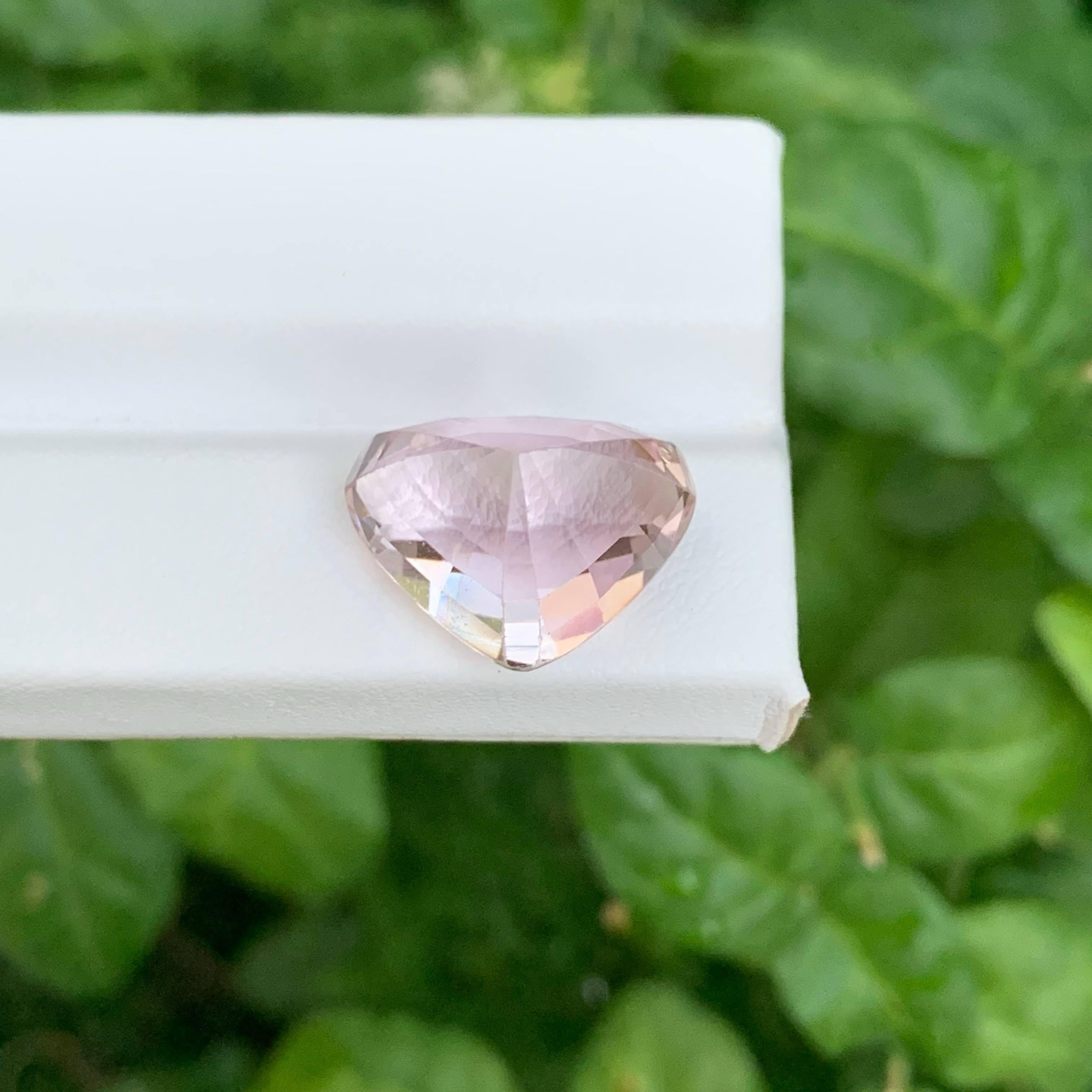 18.40 Carat Natural Loose Peachy Pink Kunzite Fancy Trillion Cut Afghan Gemstone (pierre précieuse afghane) Unisexe en vente