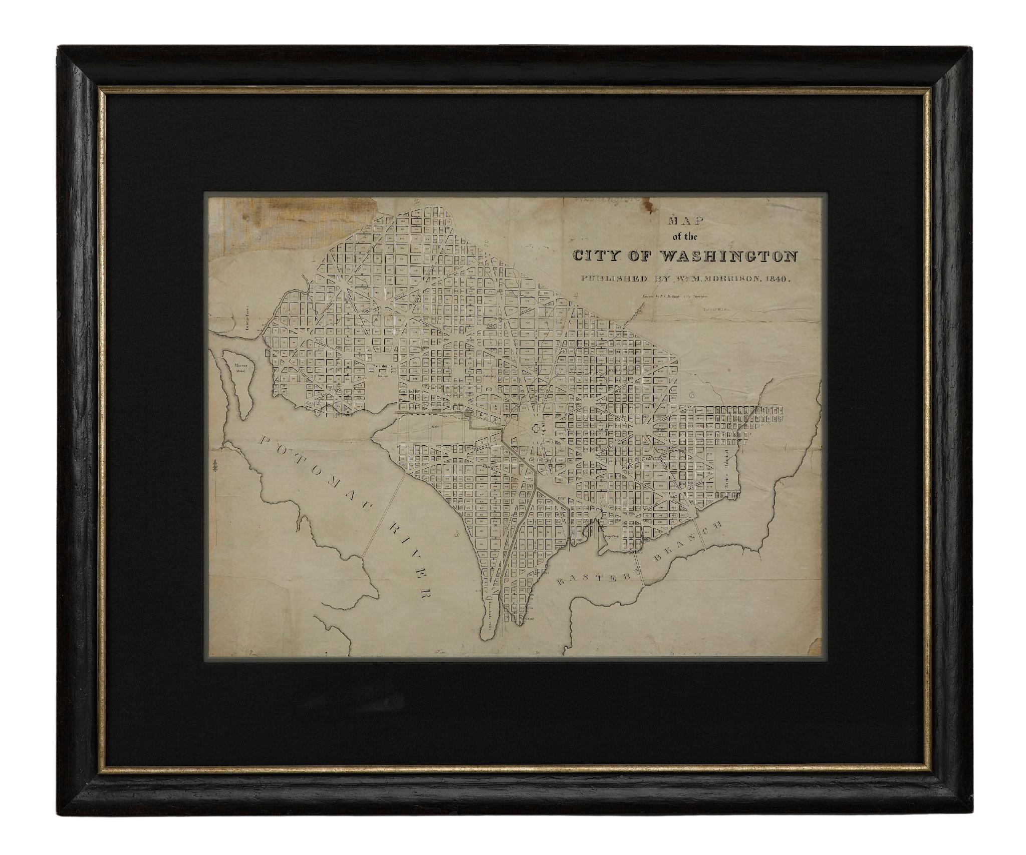 Diese 1840 gedruckte Karte ist eine detaillierte Darstellung von Washington, D.C. in der Mitte des 19. Jahrhunderts. Die Karte zeigt Blocknummern, Bezirke und Regierungsgebäude sowie Details der Stadt, die sich inzwischen verändert haben. Die Karte