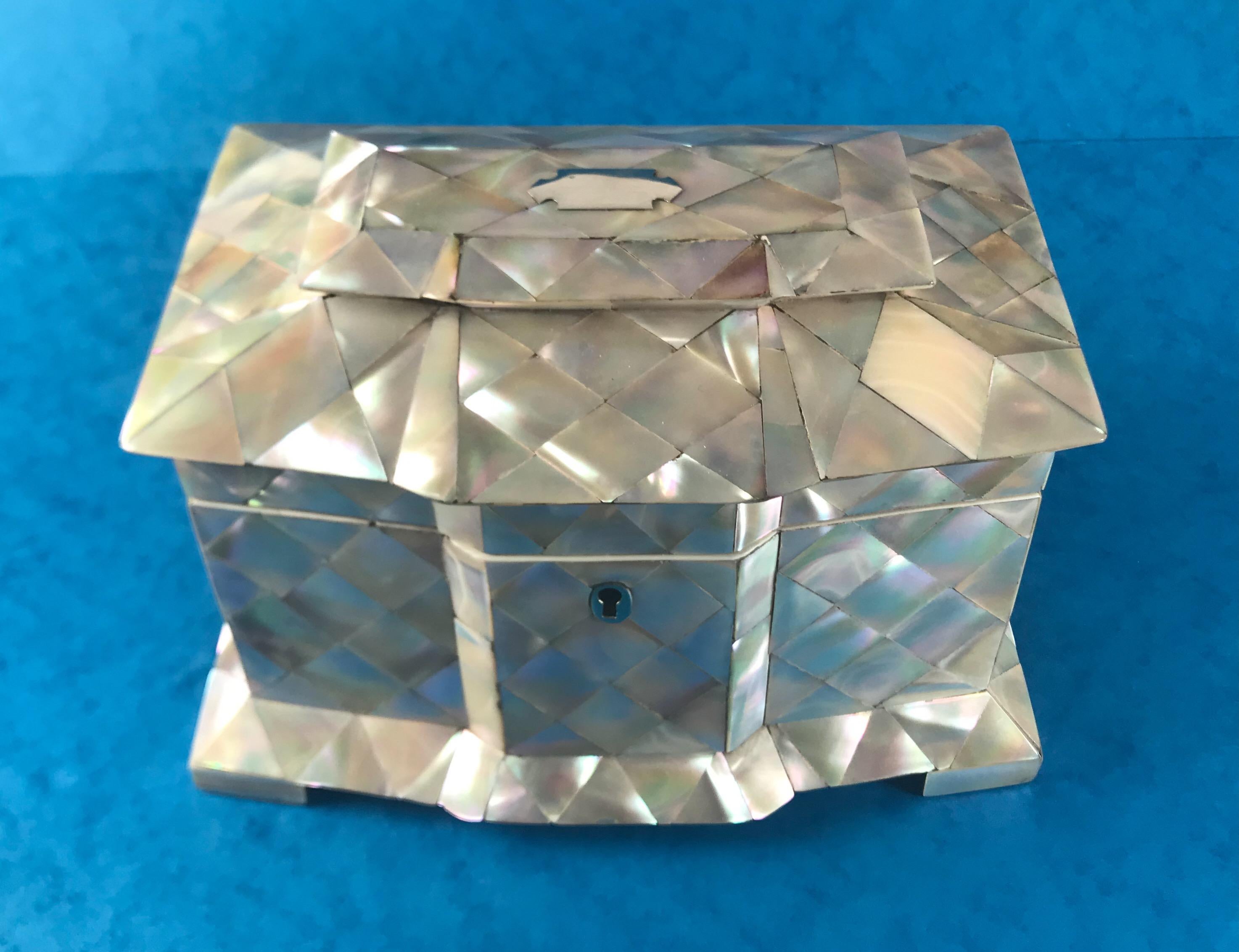 1840 Mother of pearl break front twin lidded tea caddy in superb condition In Excellent Condition For Sale In Windsor, Berkshire