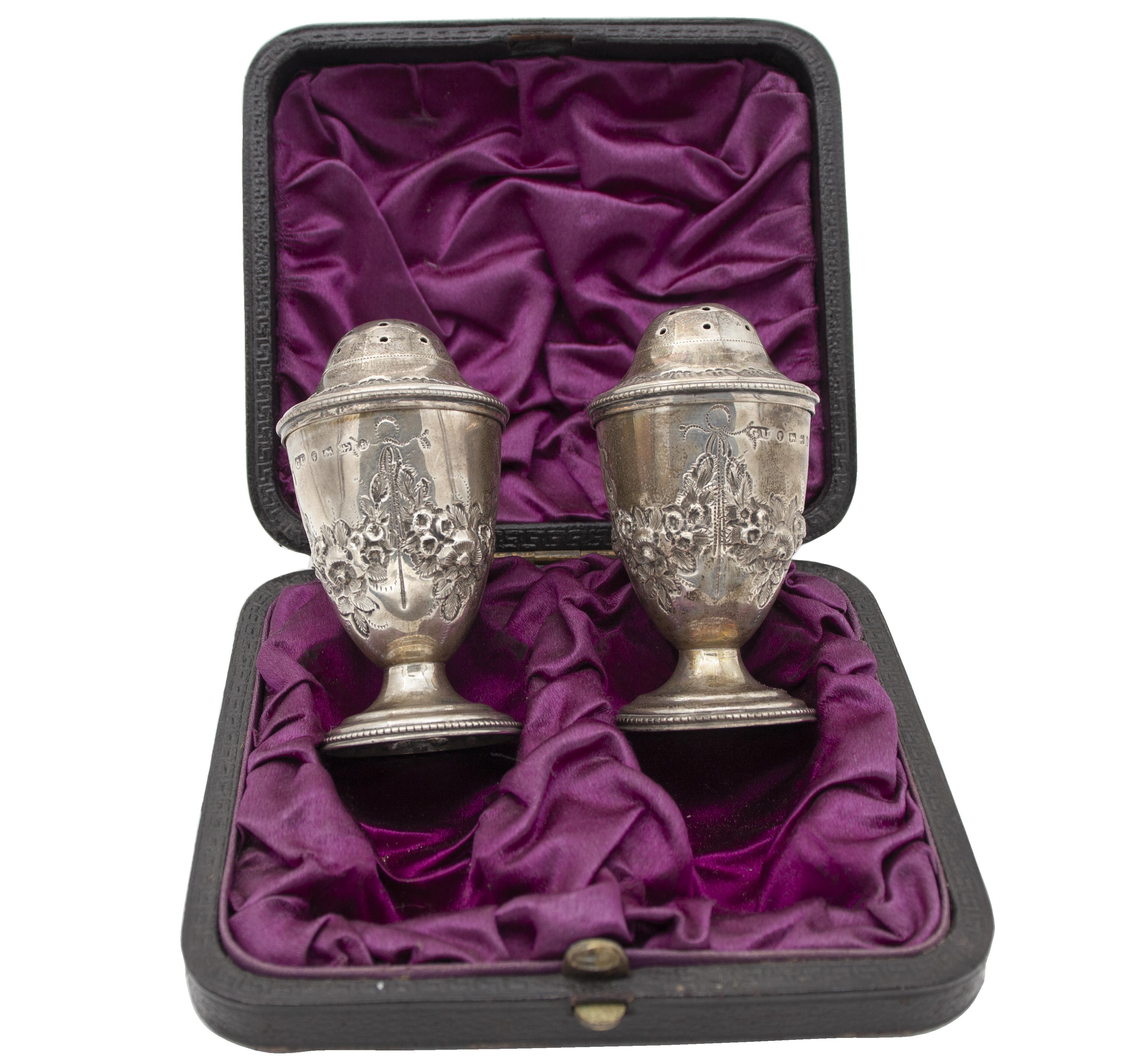 Women's or Men's 1840 Silver Retrò Salt and Pepper English Set in Silver  For Sale