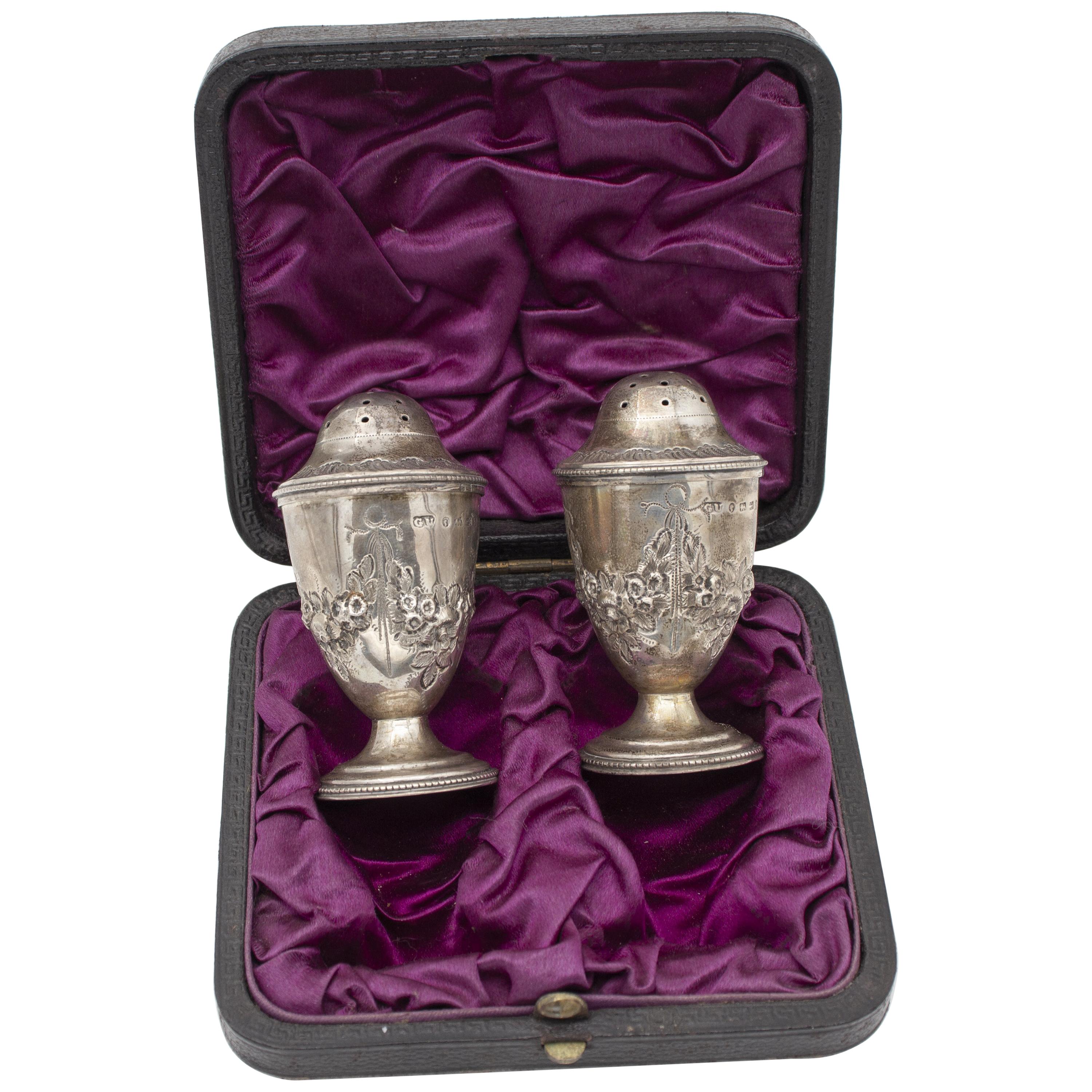 1840 Silver Retrò Salt and Pepper English Set in Silver  For Sale