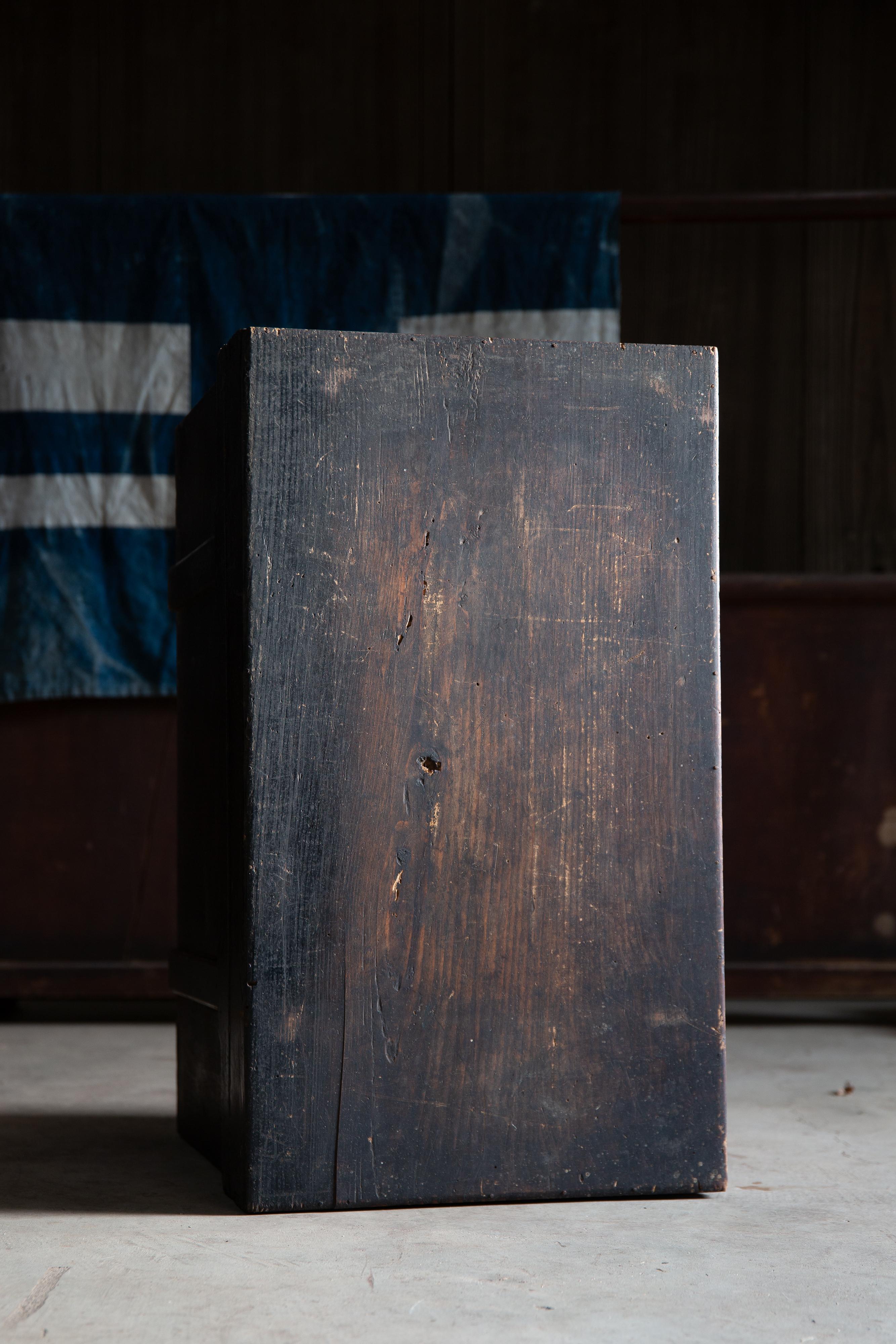 Cassapanca antica giapponese di Edo del 1840-1860 in legno nero con coperchio, wabi sabi in vendita 6